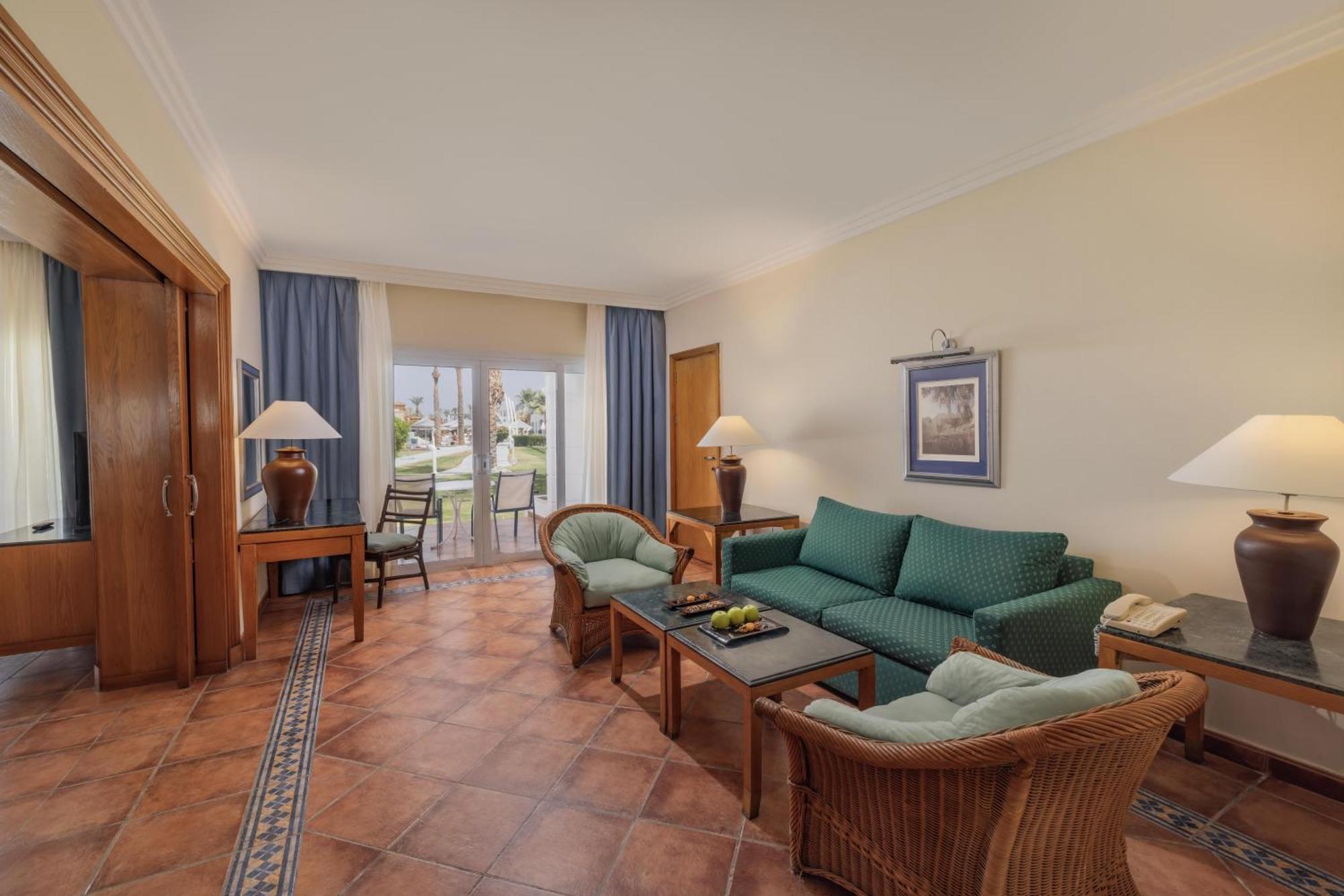 Junior Queen Suite