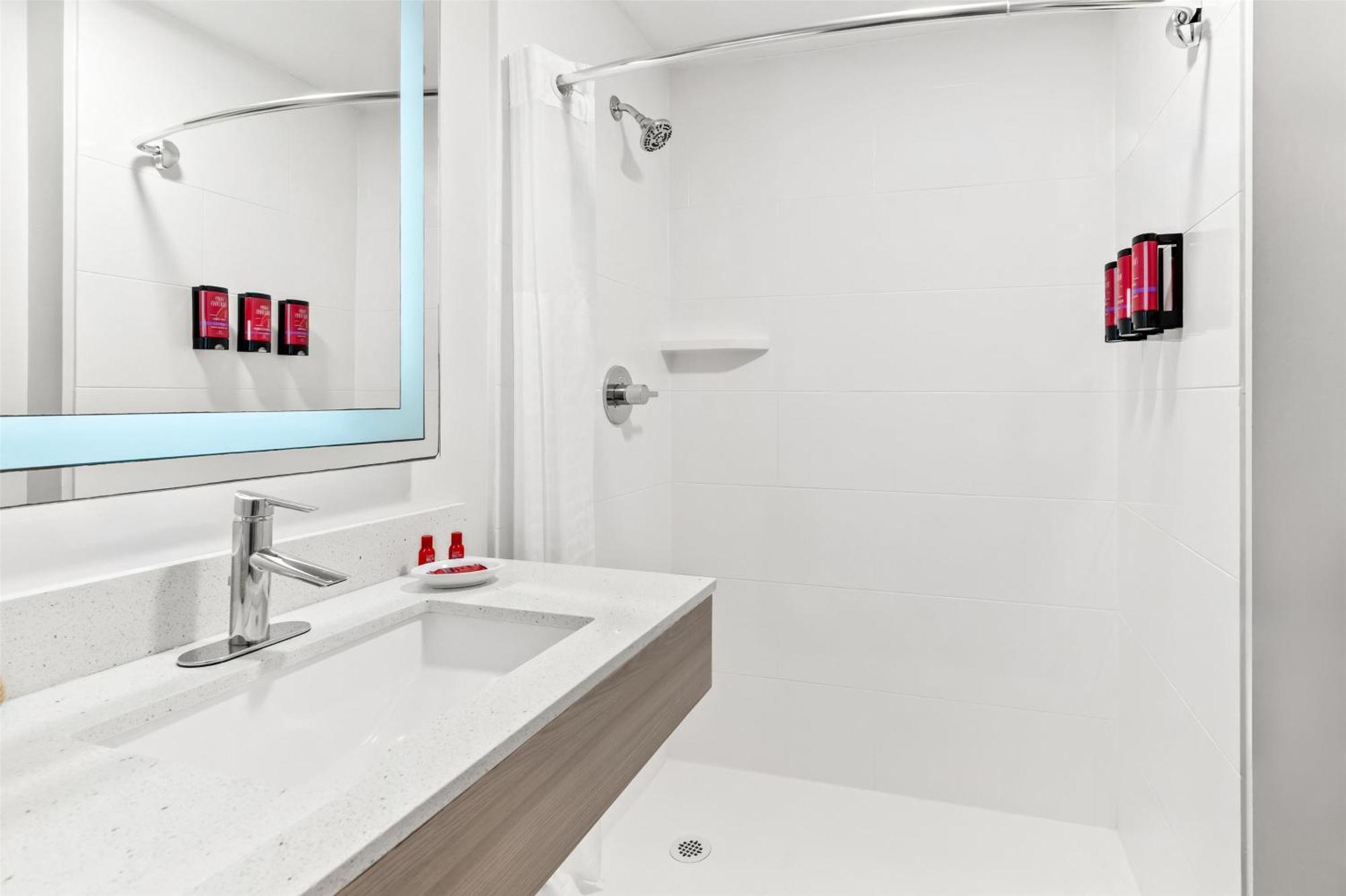 Suite con cama extragrande y bañera de hidromasaje