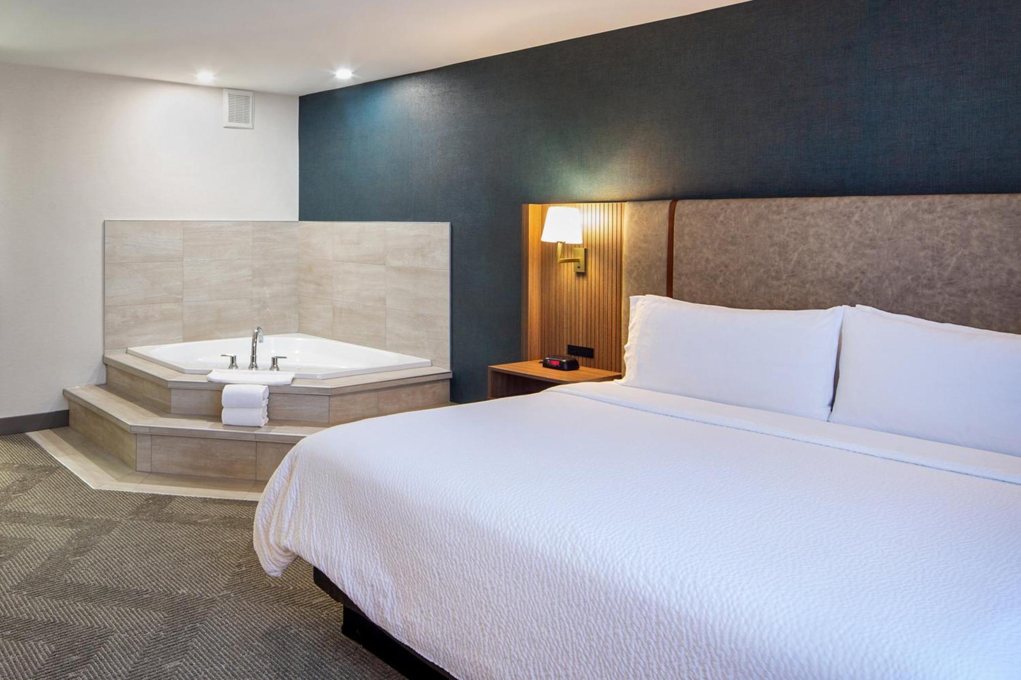 One-Bedroom King Suite Jetted Tub