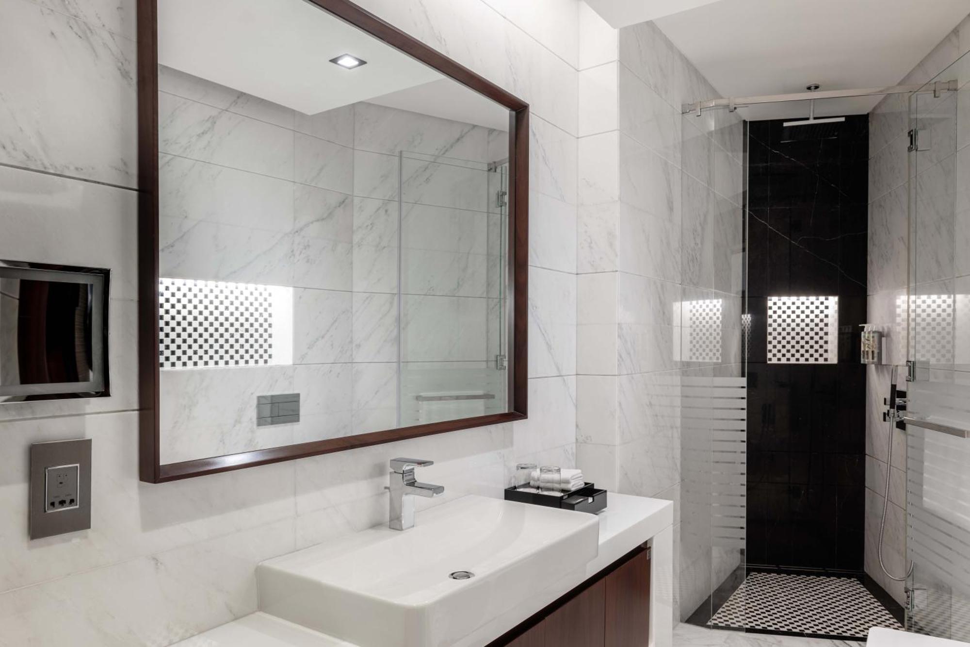 Superior King Room City View Complimentary Shuttle to Dubai Mall Bay Metro Station & Kite Beach
