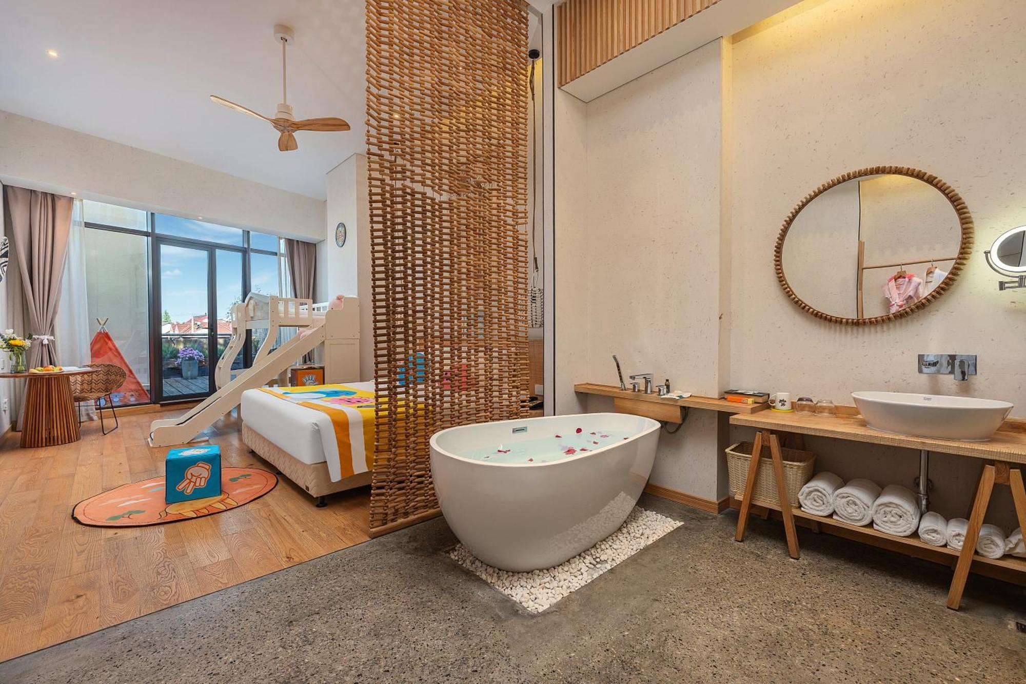 Deluxe Suite with Spa Bath