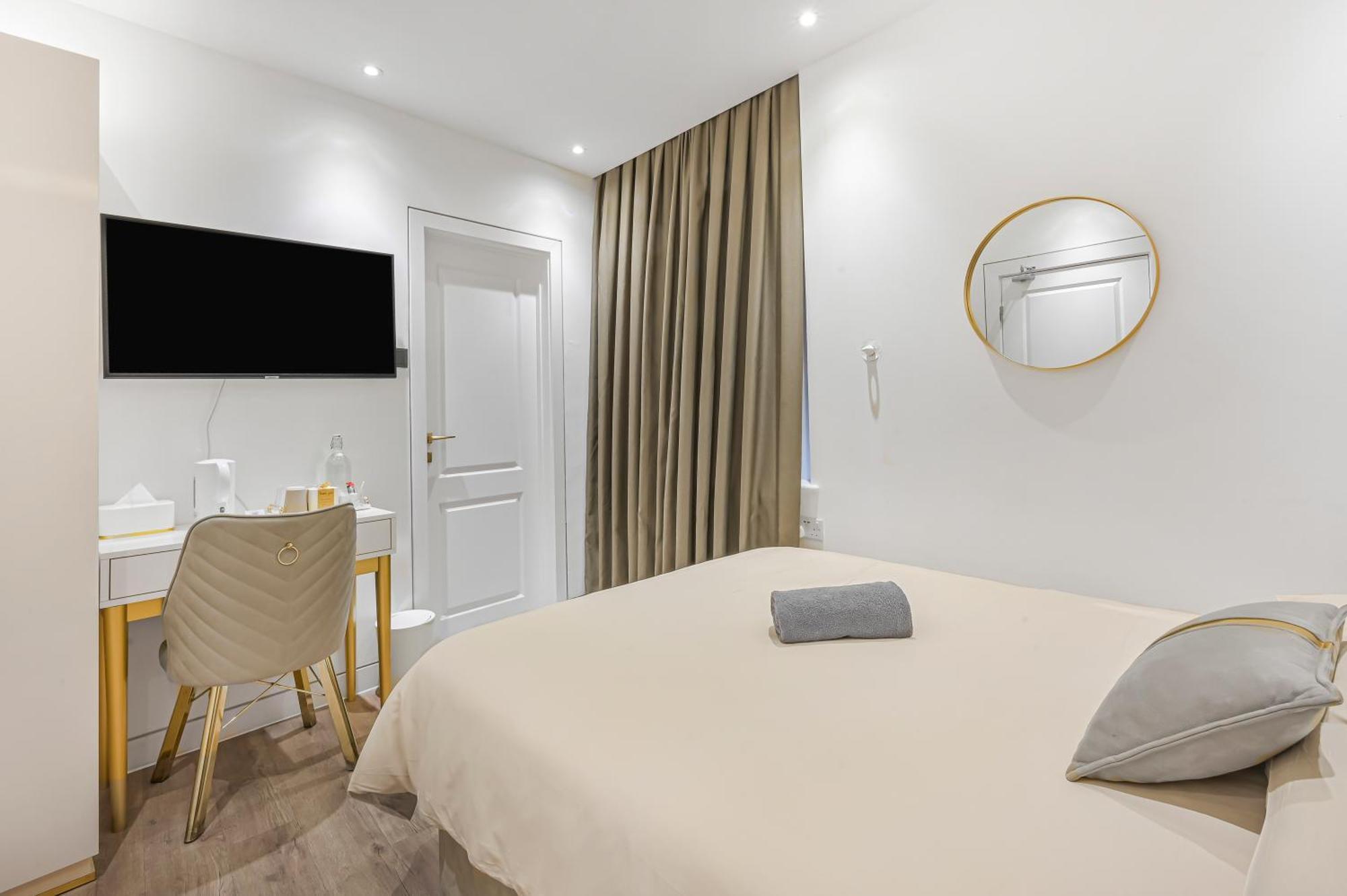 Deluxe Room Sky Window
