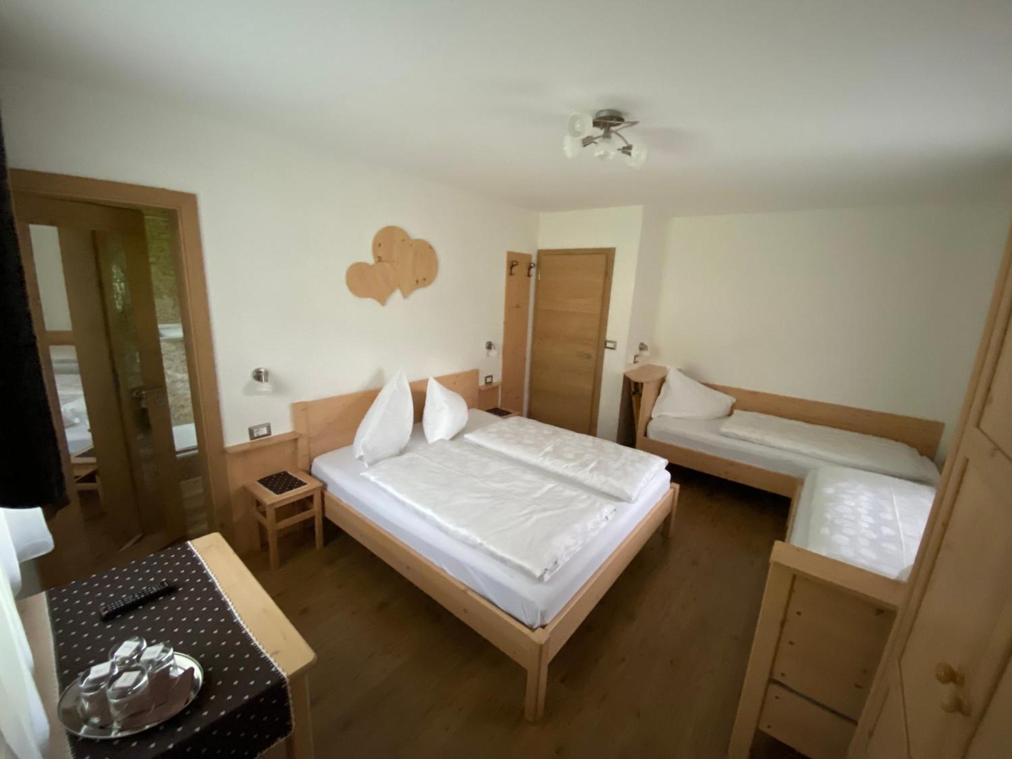 Dreibettzimmer mit Bergblick