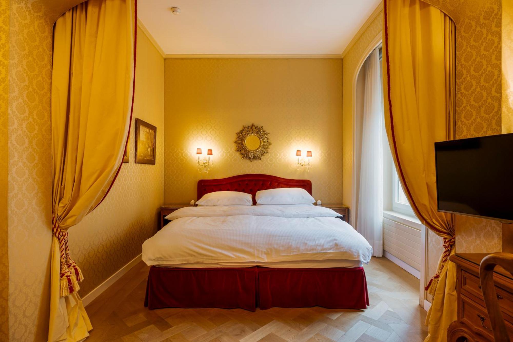 Executive King Room Sofa Bed