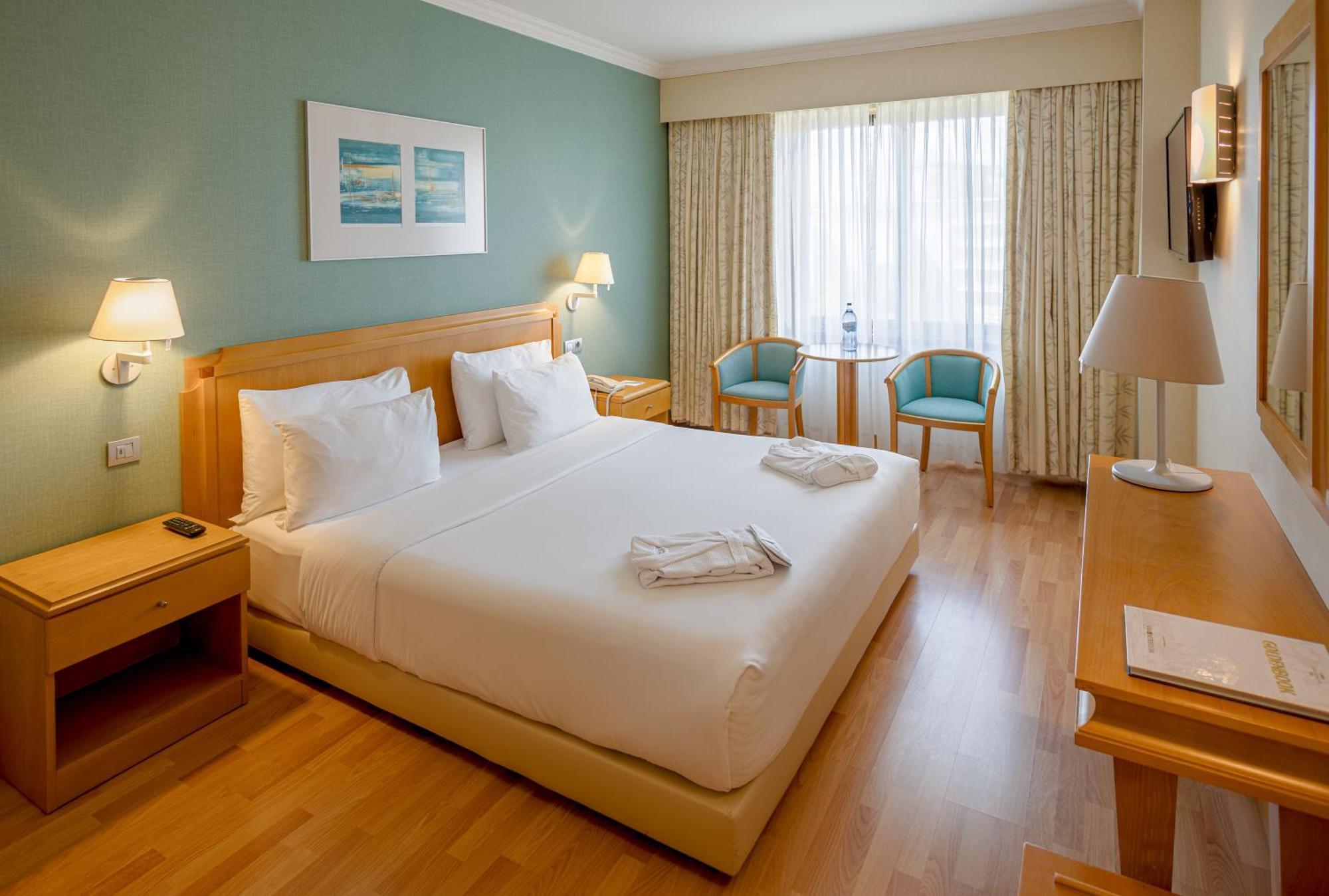 Quarto com Cama de Casal ou 2 de Solteiro e Cama Extra
