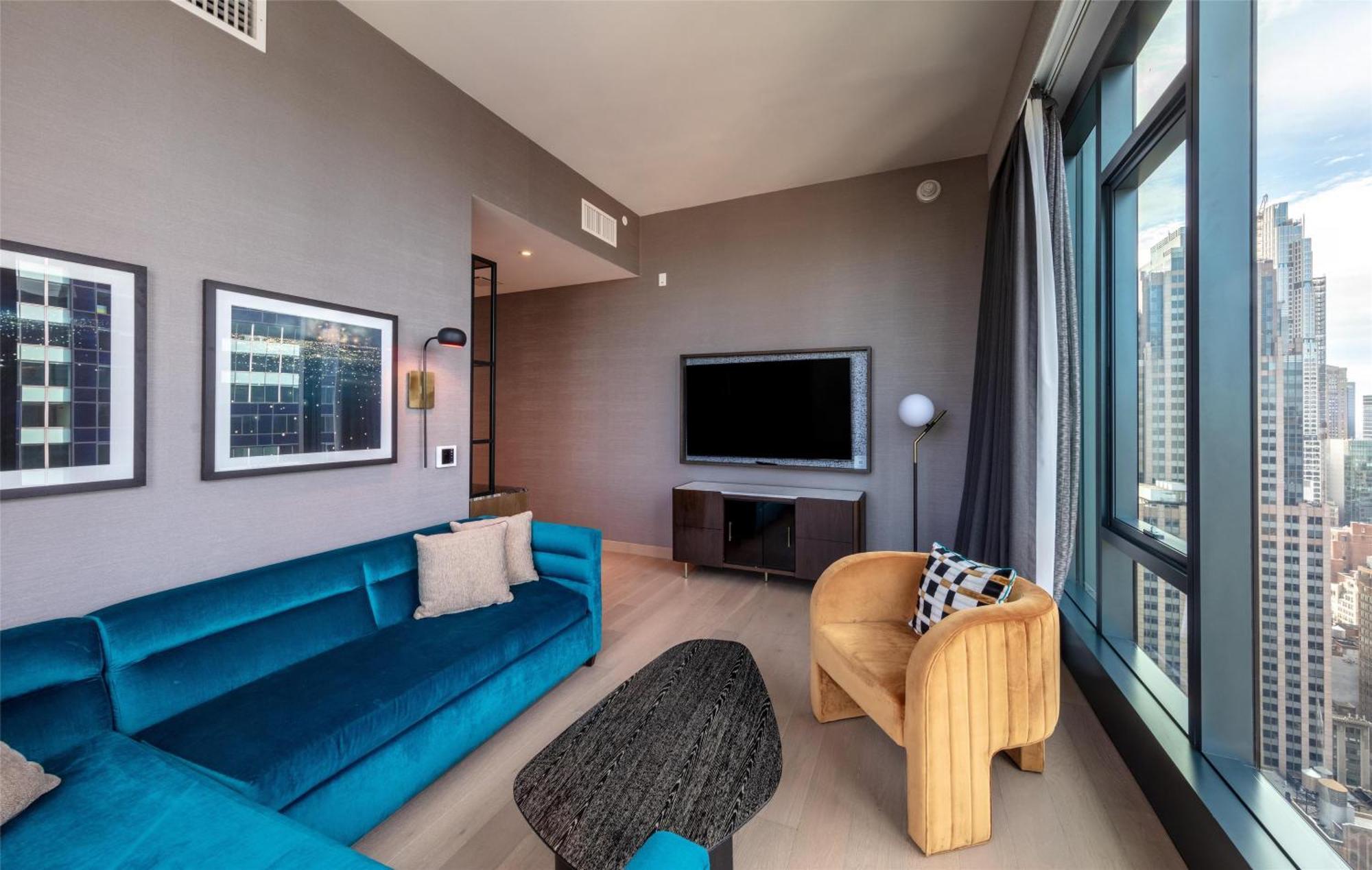 Ecksuite mit Kingsize-Bett und Panoramablick auf den Platz