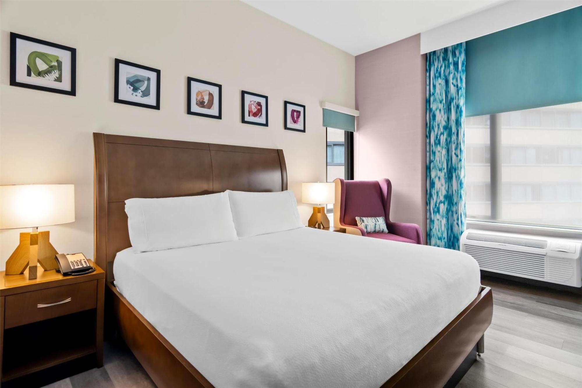 Zimmer mit Kingsize-Bett
