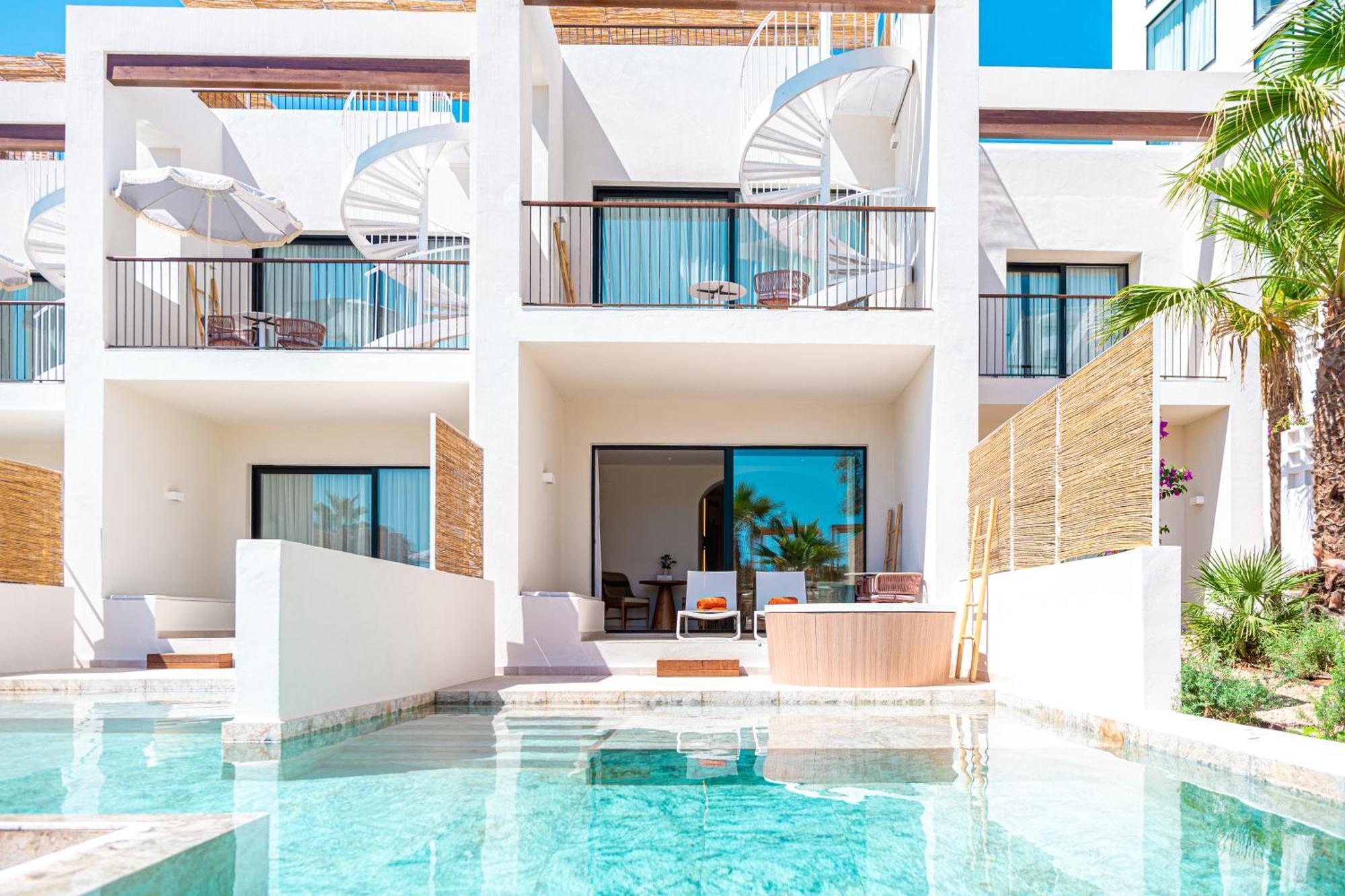 Signature Level Junior Suite Swim Up
