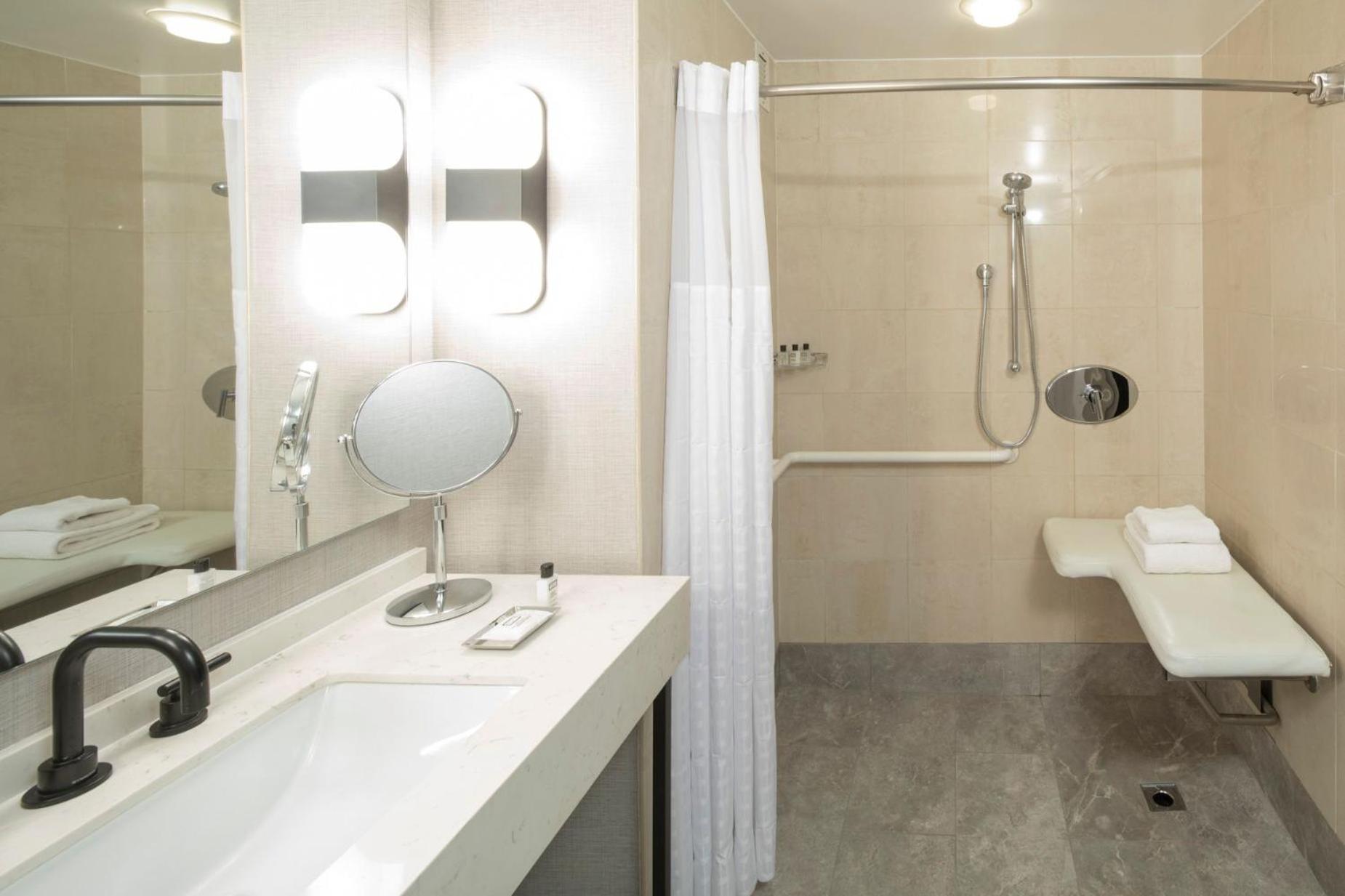 Zimmer mit Kingsize-Bett und barrierefreier Dusche – barrierefrei