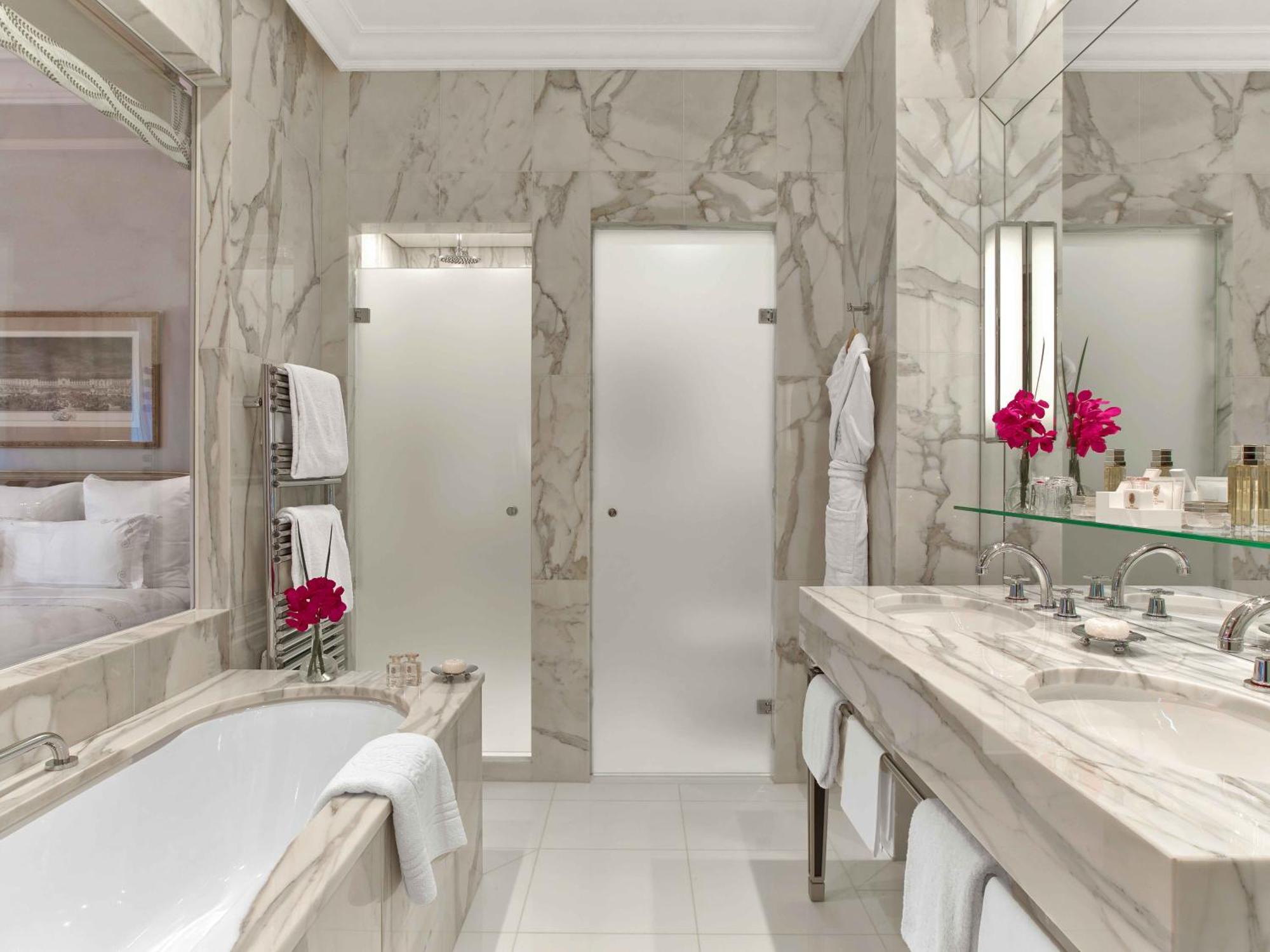 Deluxe Room, avenue Montaigne view