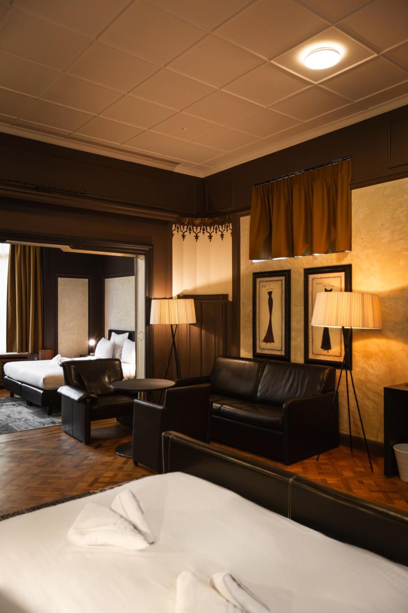 Deluxe Family Room