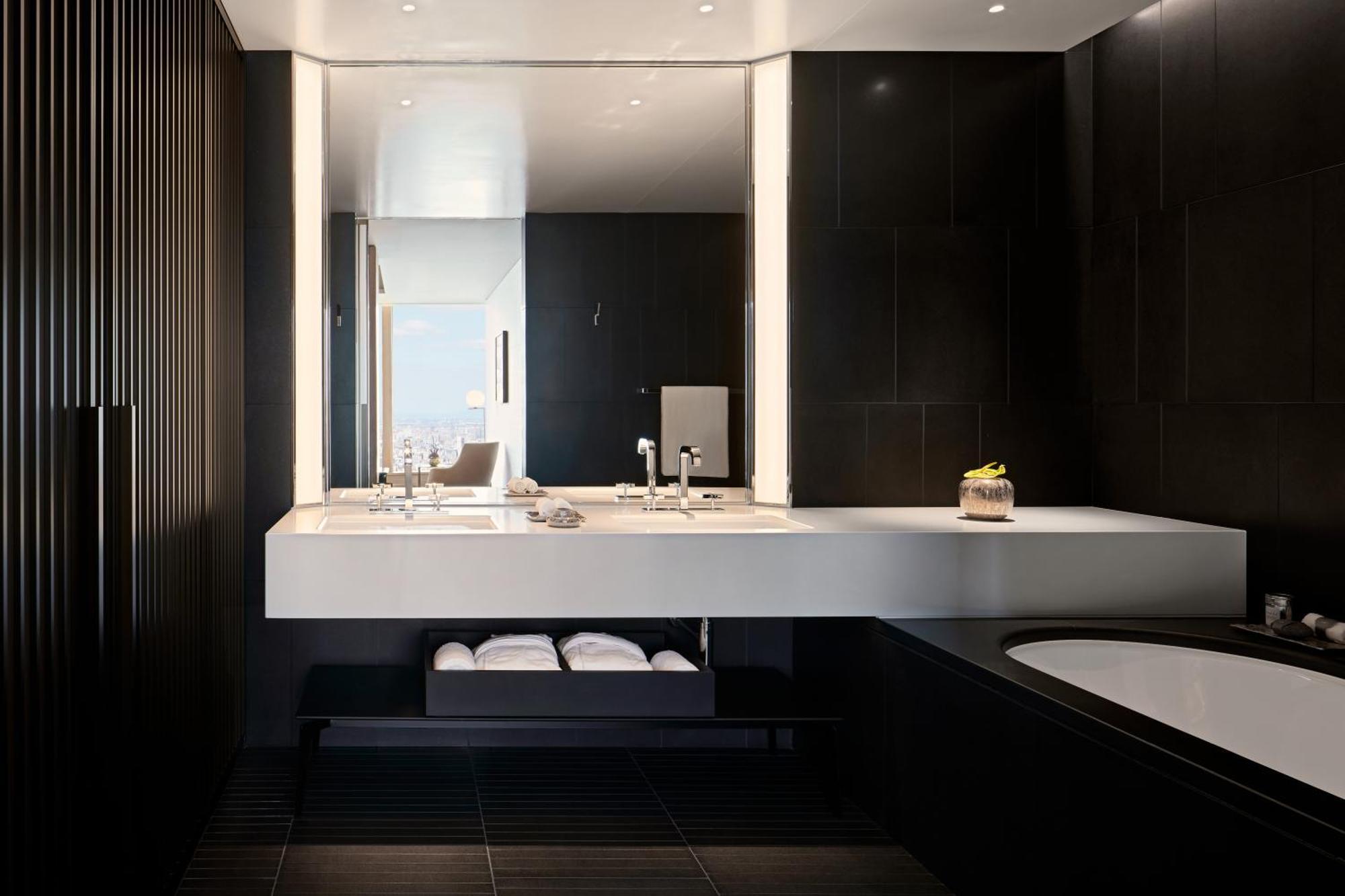 One-Bedroom Superior King Suite Skyline View