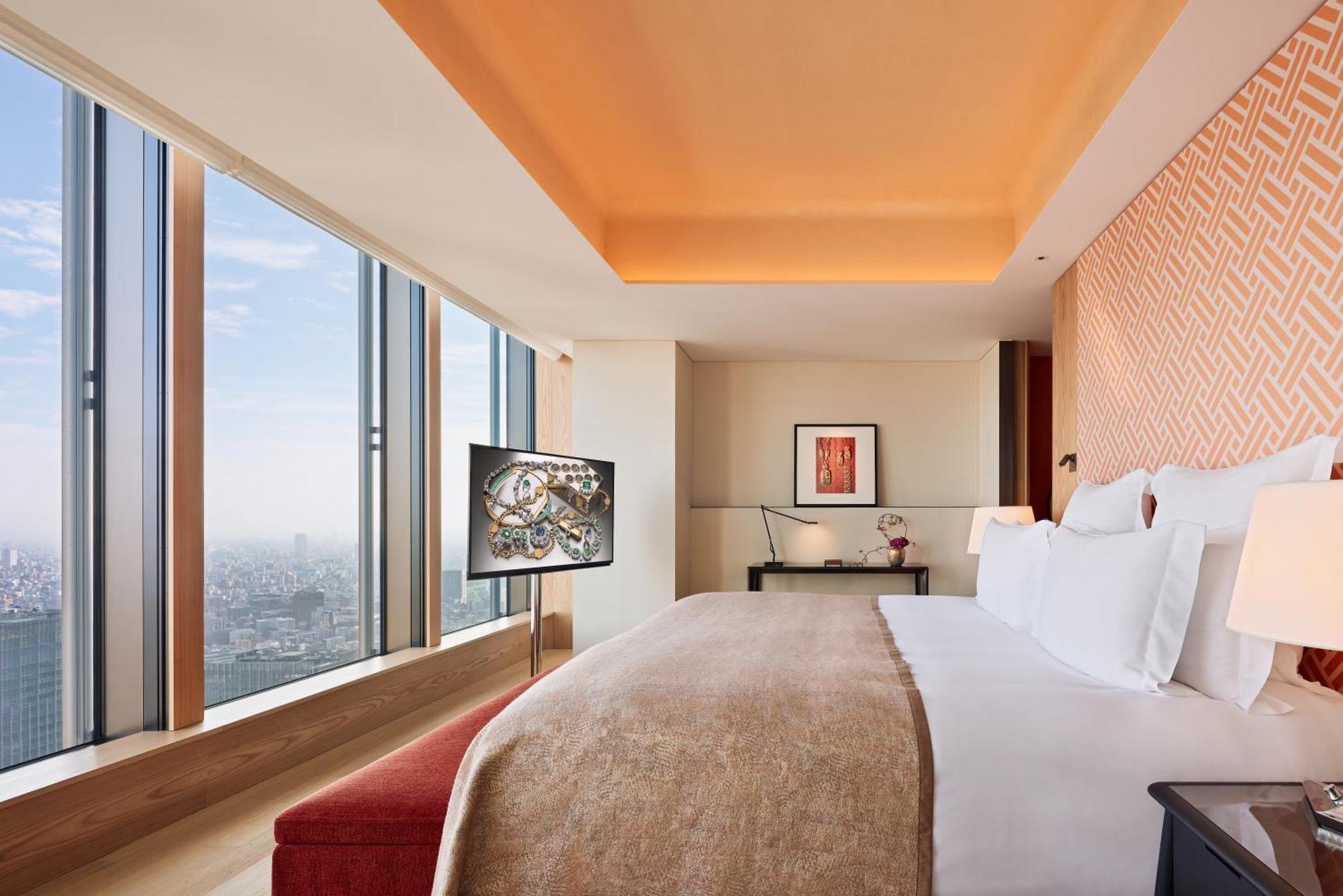 One-Bedroom Superior King Suite Skyline View