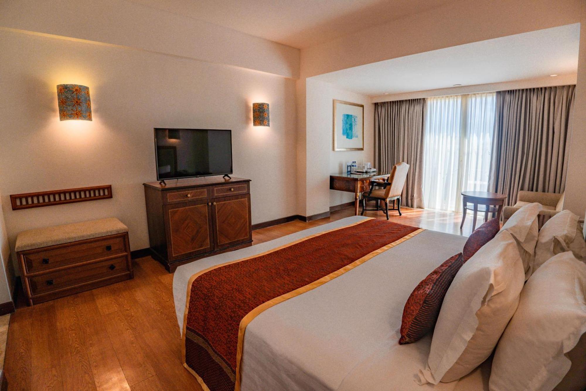 Super Deluxe Pool View Room Airport Transfer