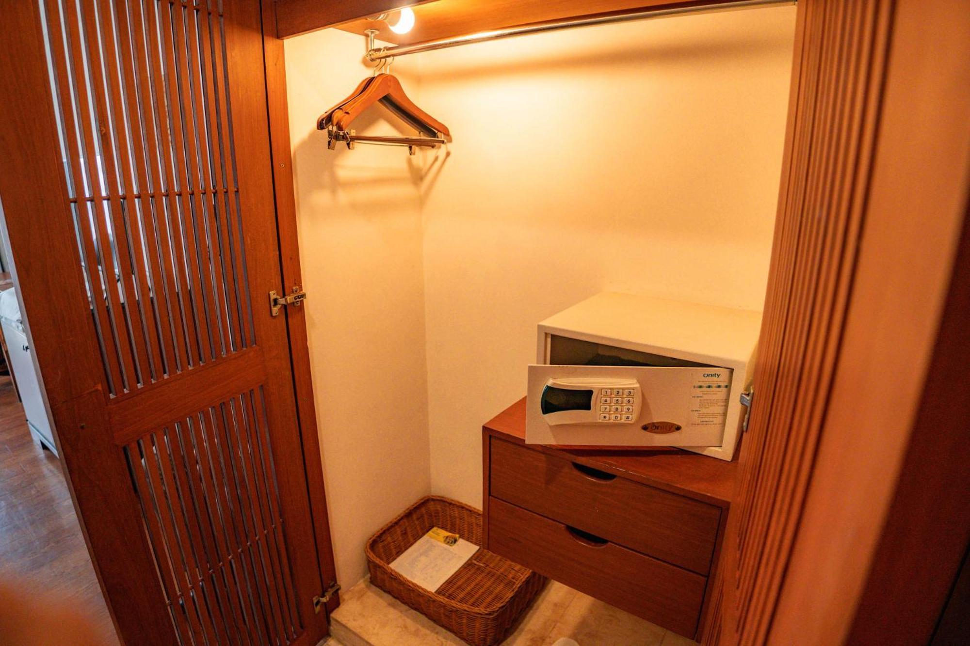 Deluxe Double or Twin Room Airport Transfer