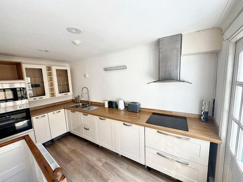 Deluxe One-Bedroom Apartment
