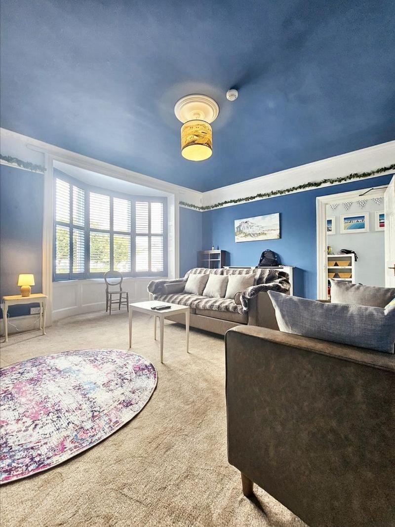 Deluxe One-Bedroom Apartment