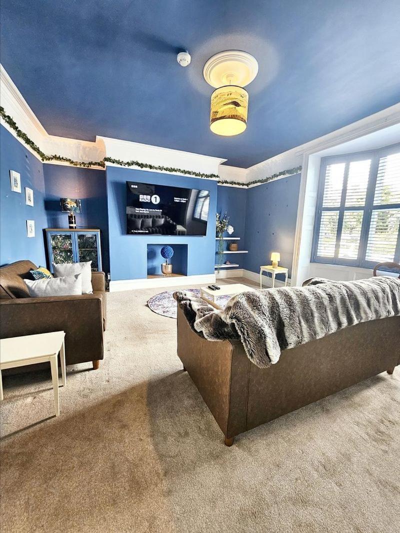 Deluxe One-Bedroom Apartment