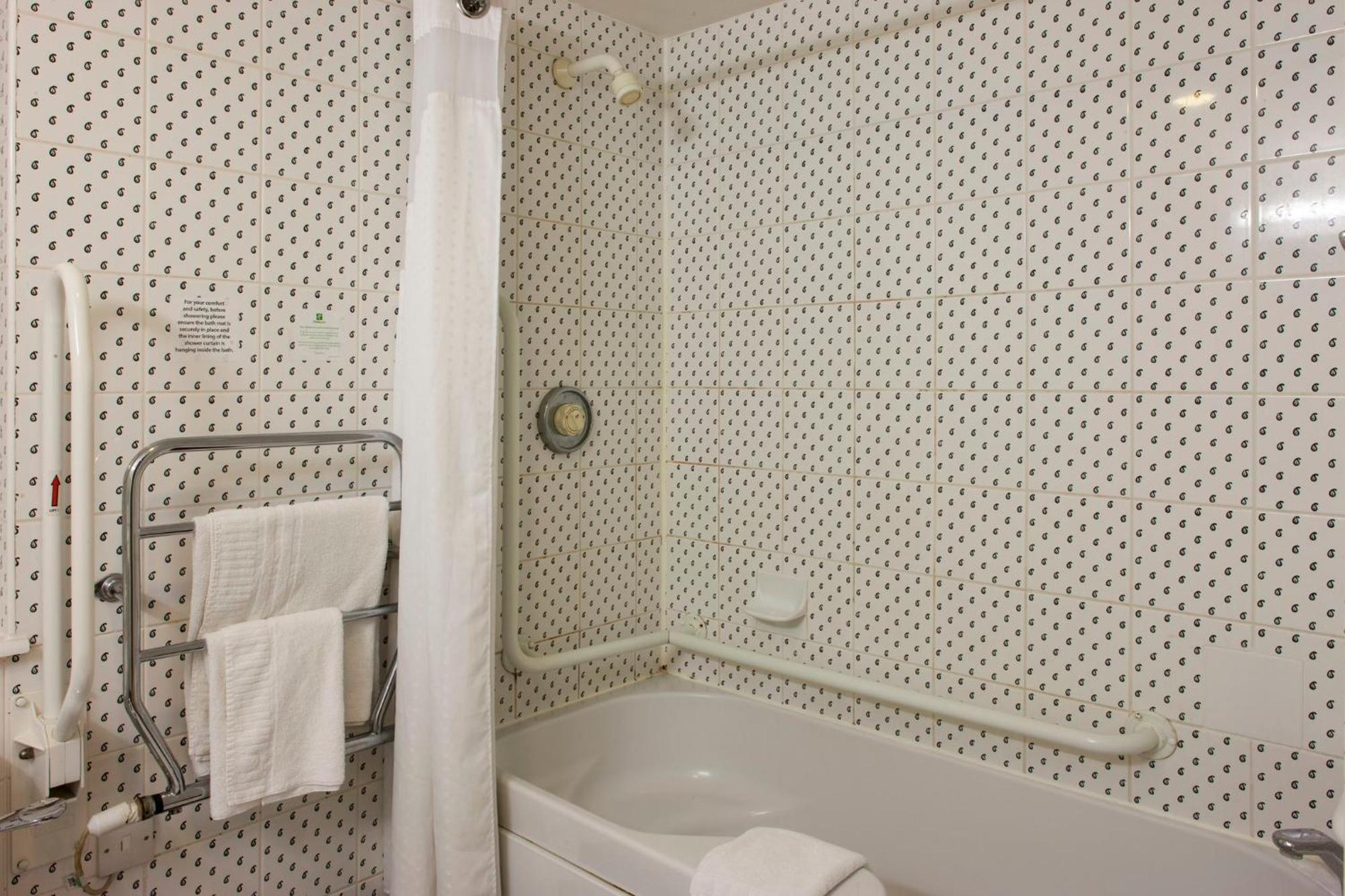 Standard Twin Room Disability Access