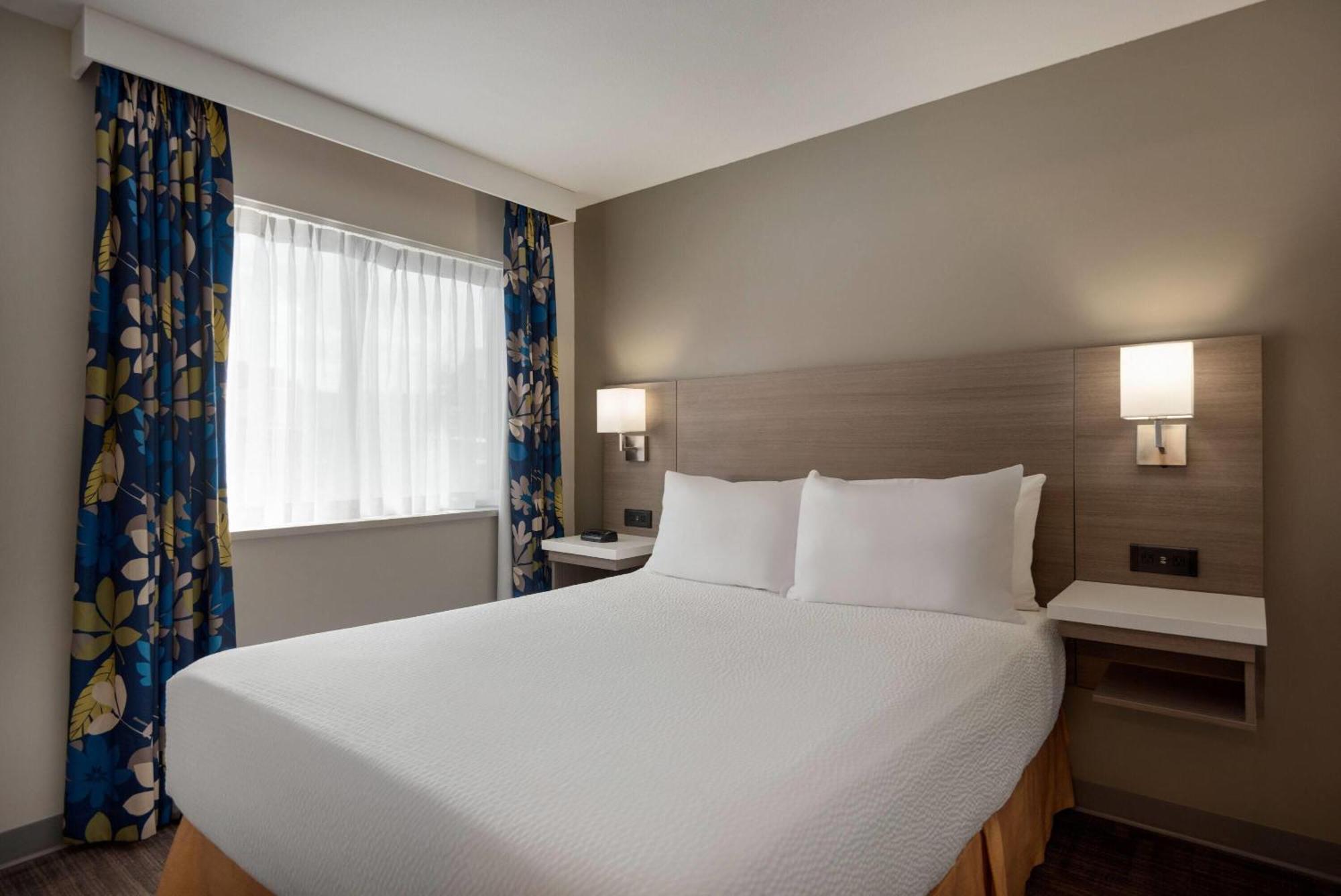 One-Bedroom Queen Suite Non-Smoking