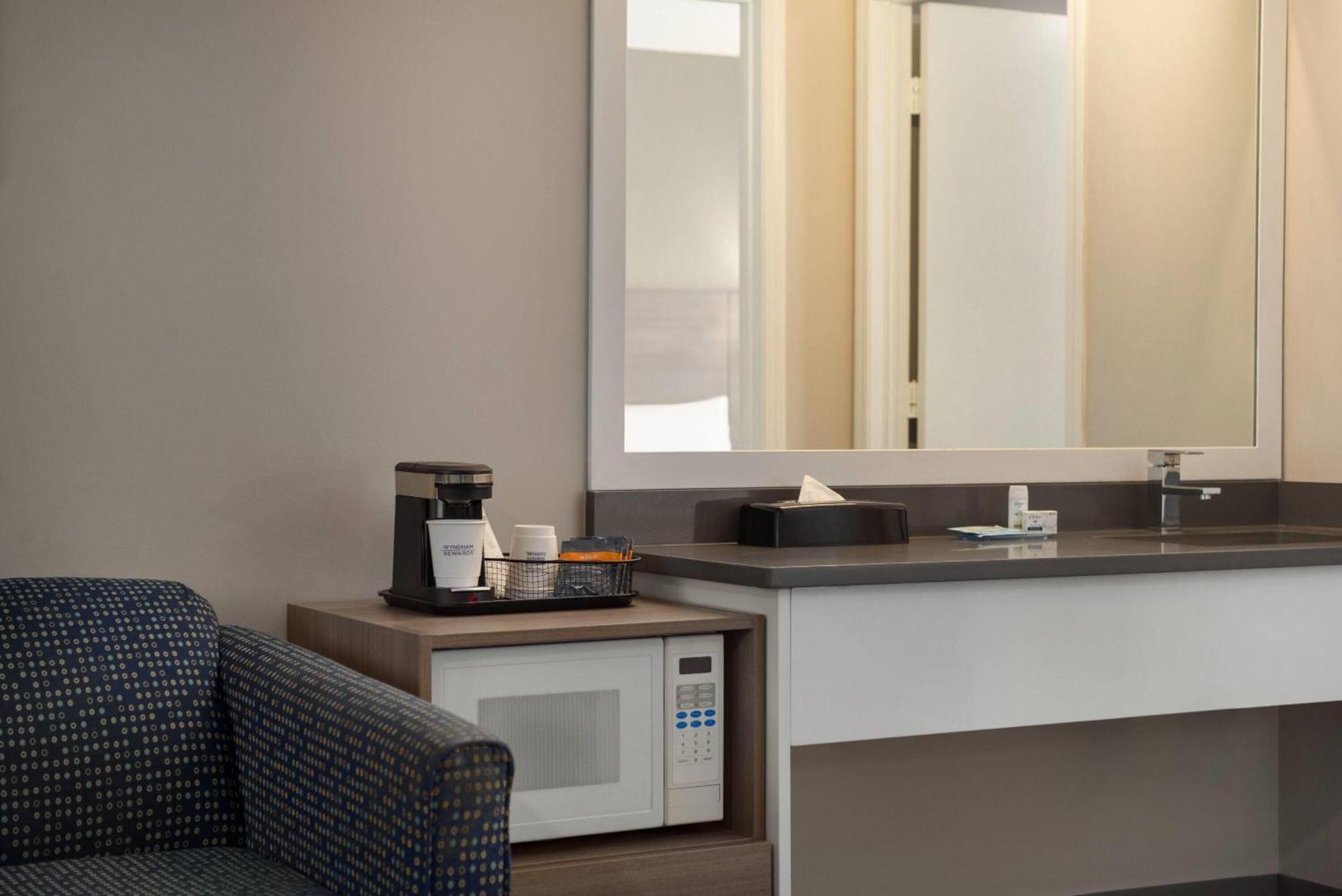 One-Bedroom Queen Suite Non-Smoking