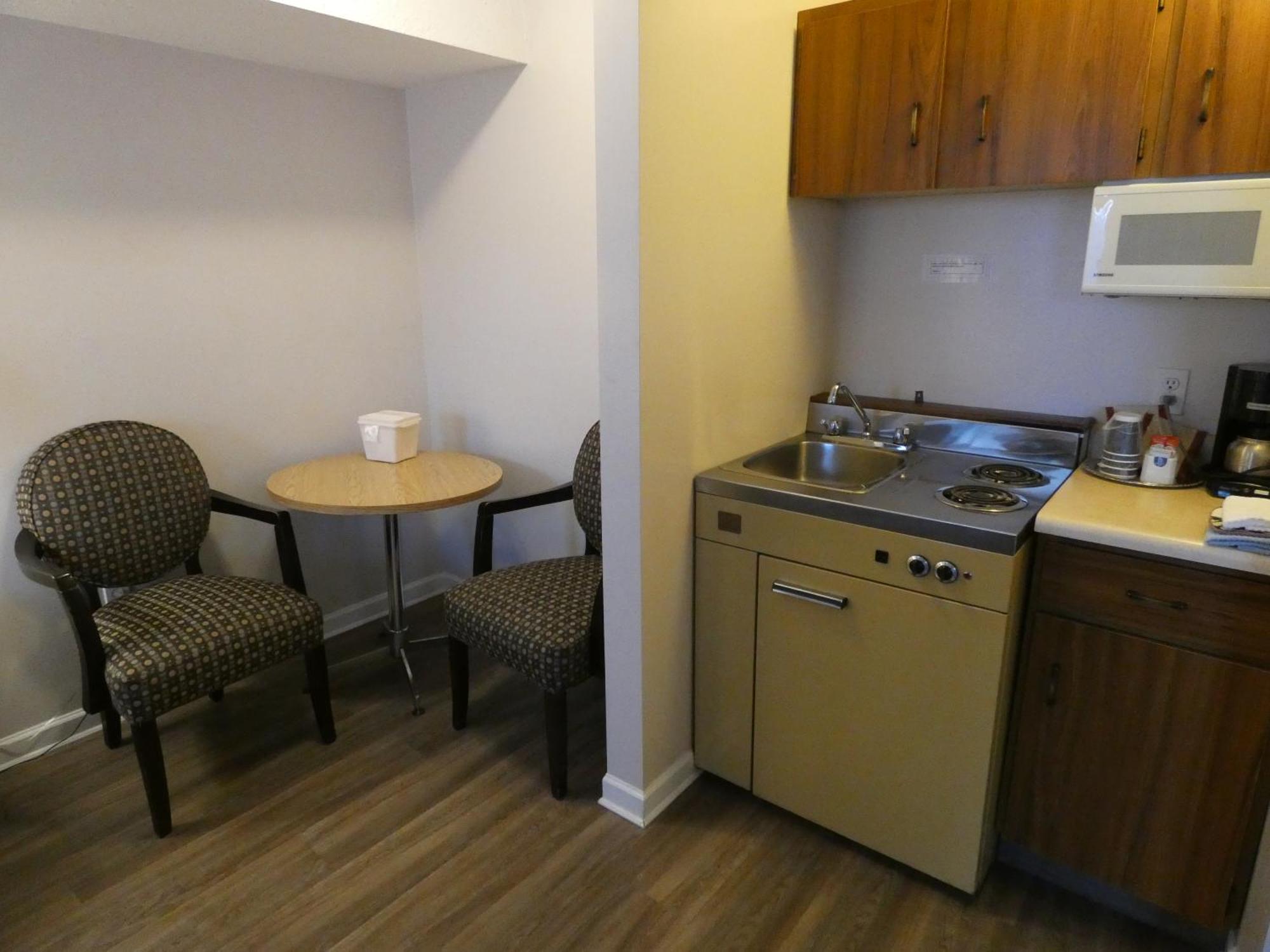 Standard 1 Queen Kitchenette Pet Friendly