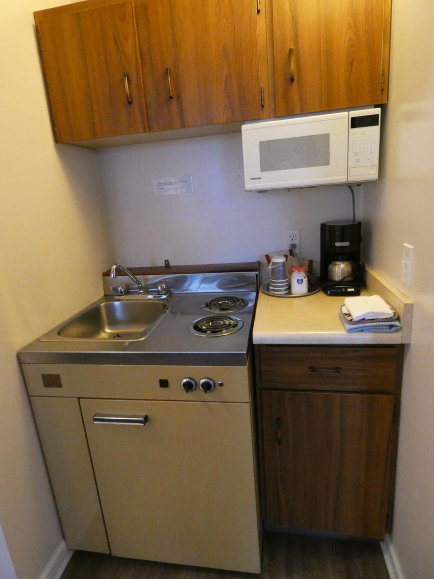 Standard 1 Queen Kitchenette Pet Friendly