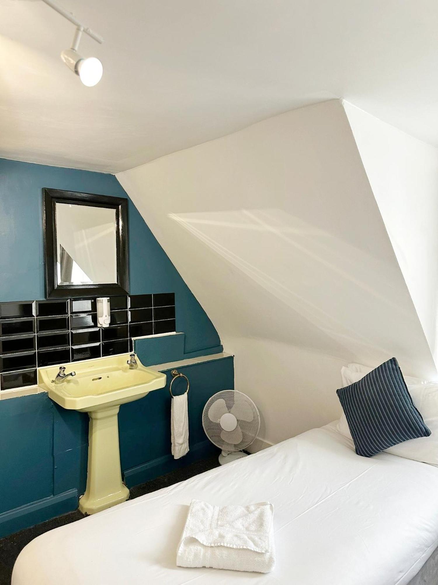 Twin Room,1676747506:JPEG