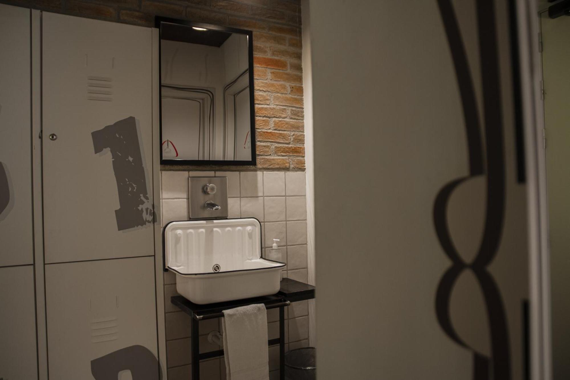 Cama de Solteiro em Dormitório Feminino de 8 Camas com Banheiro Privativo