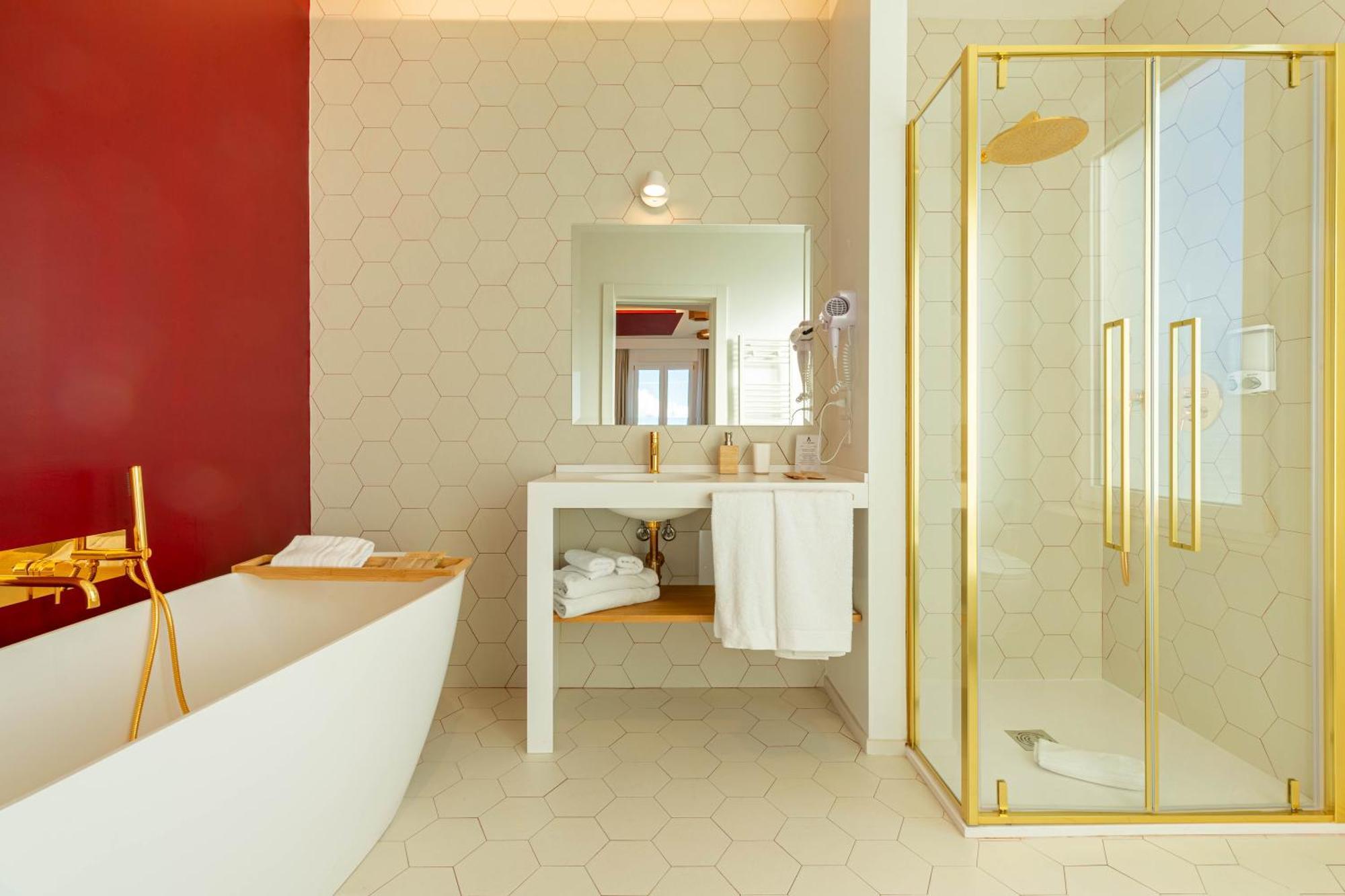 Junior Suite Bath Sea View