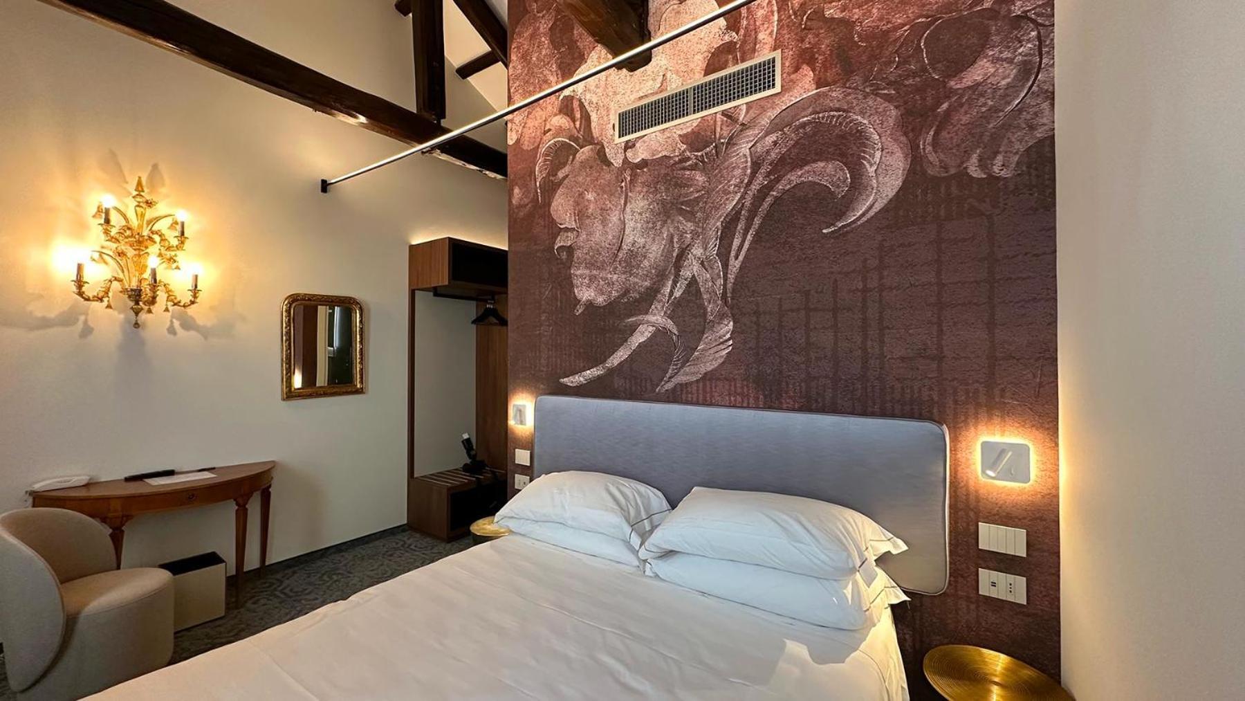 Deluxe Double Room Partial Grand Canal View