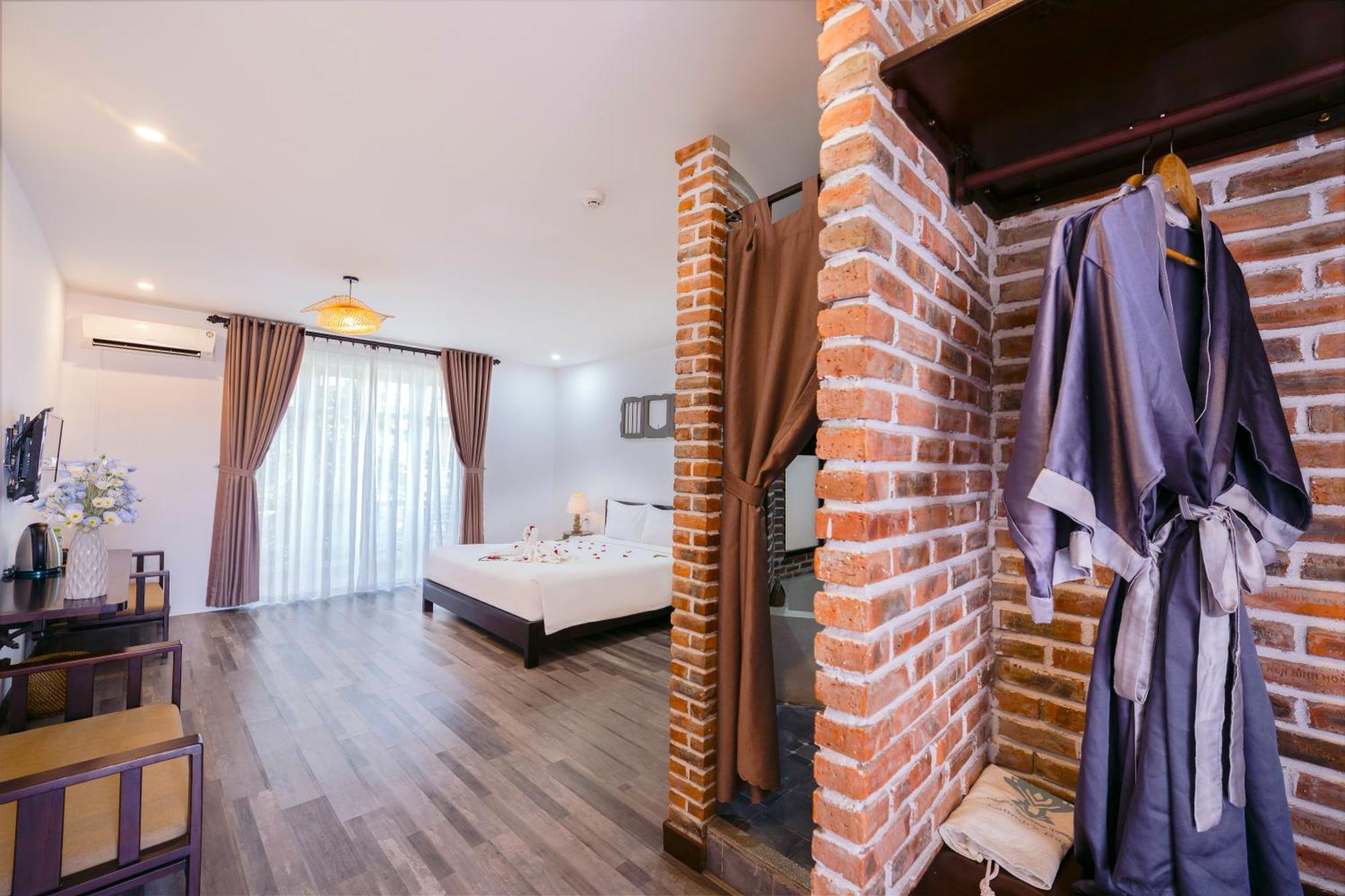 Queen Room Garden View