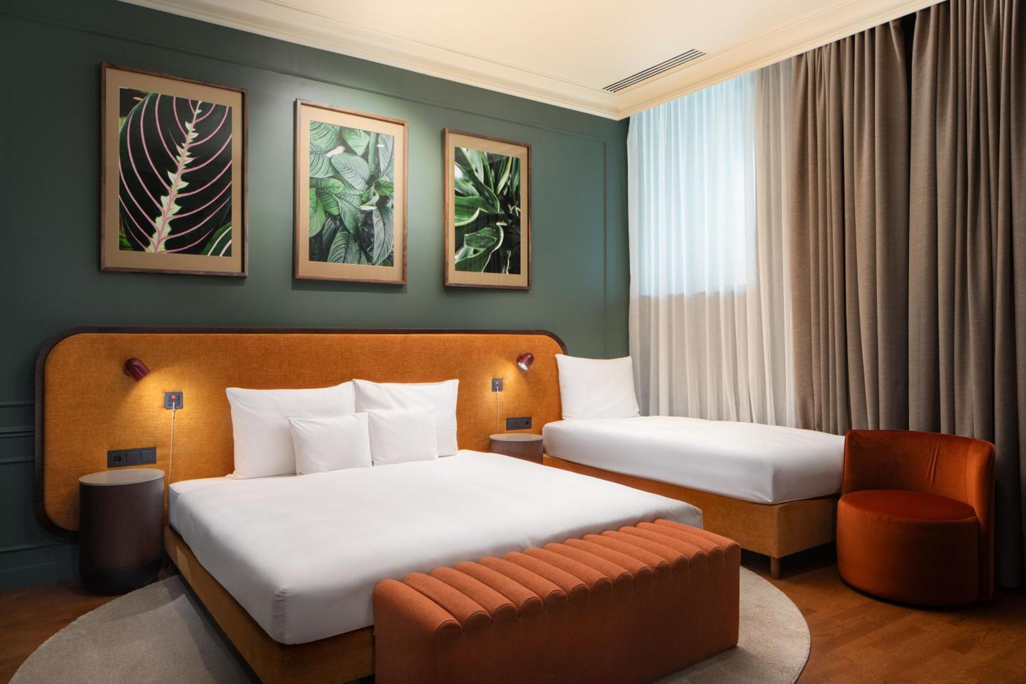 Deluxe Twin Room Atrium View Accessible