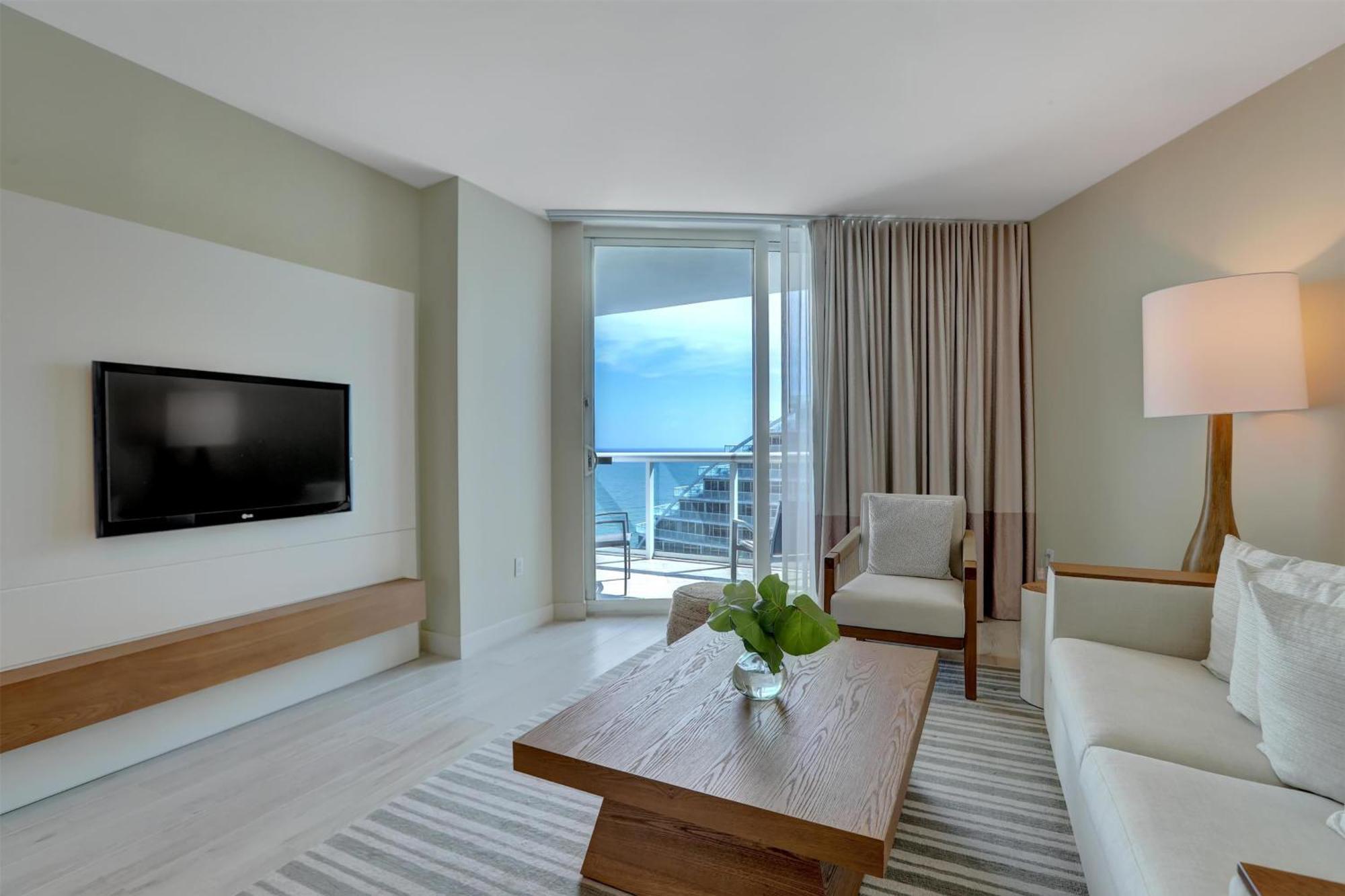 King Studio Suite Ocean View Mobility Access