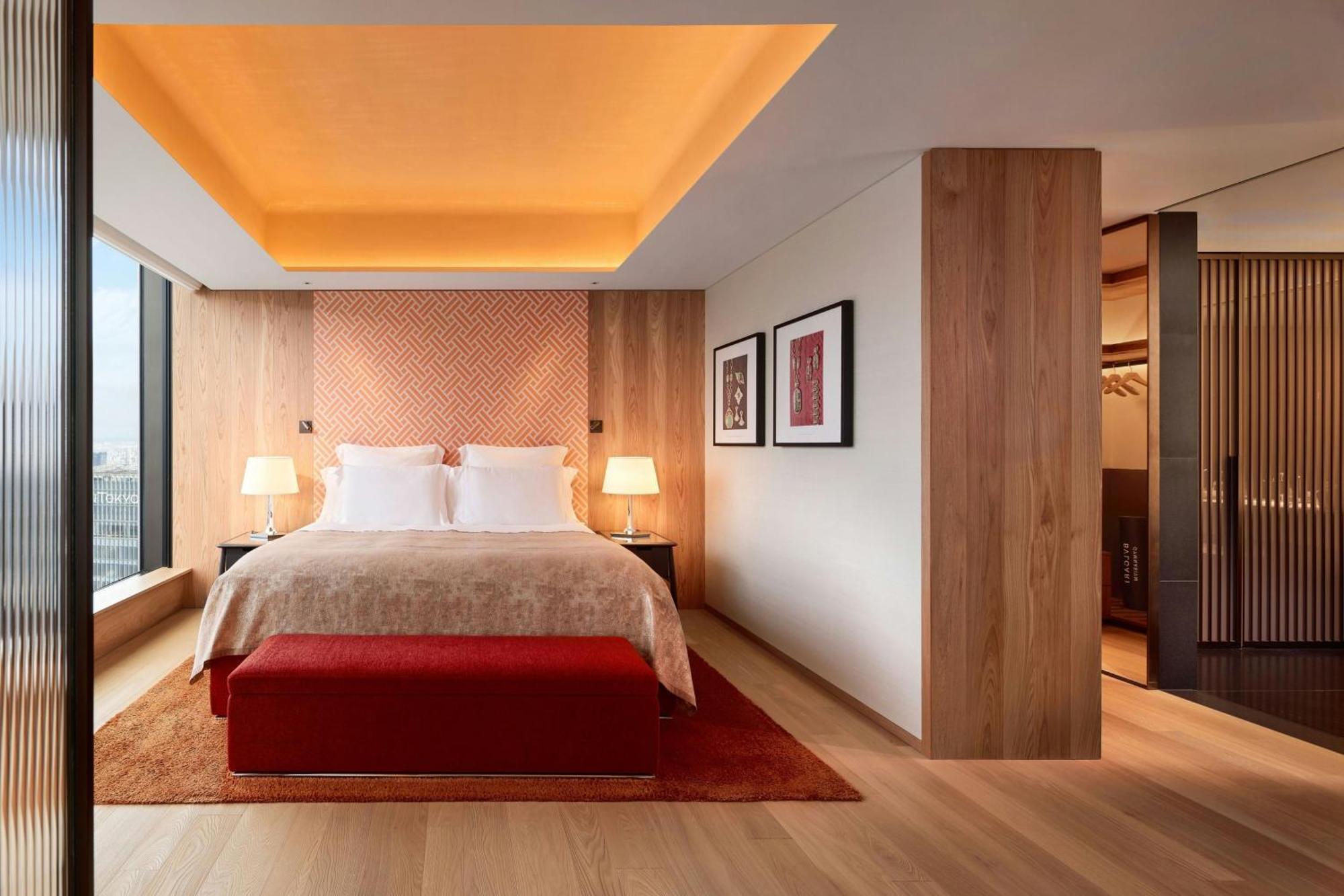 One-Bedroom Superior King Suite Skyline View