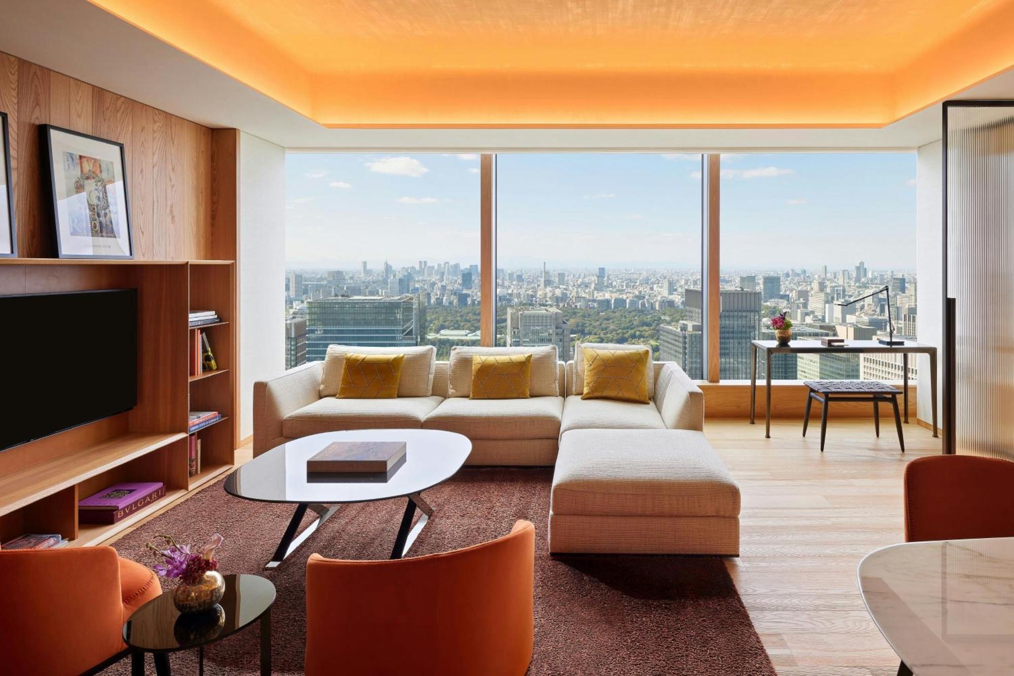 One-Bedroom Superior King Suite Skyline View