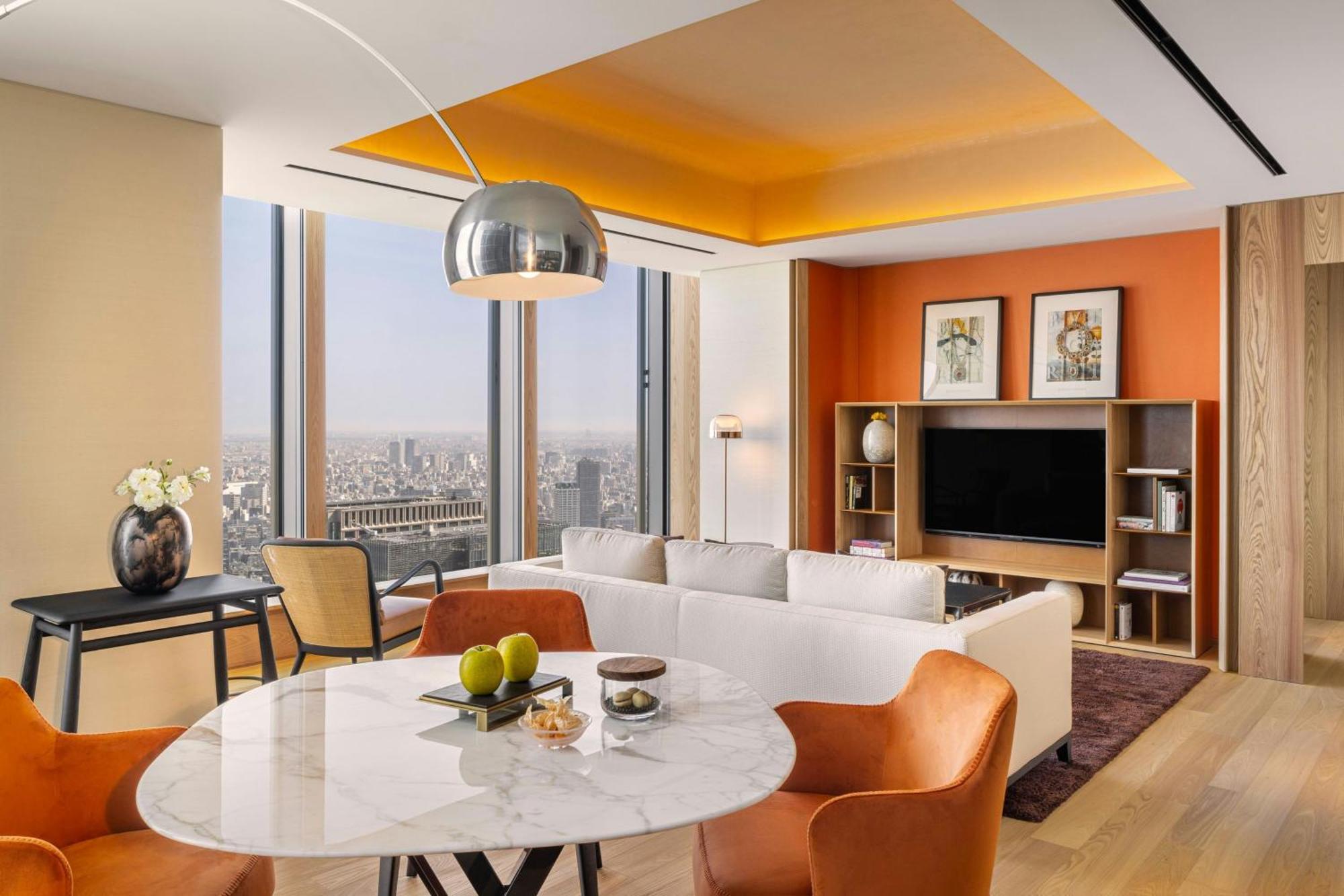 One-Bedroom Superior King Suite Skyline View