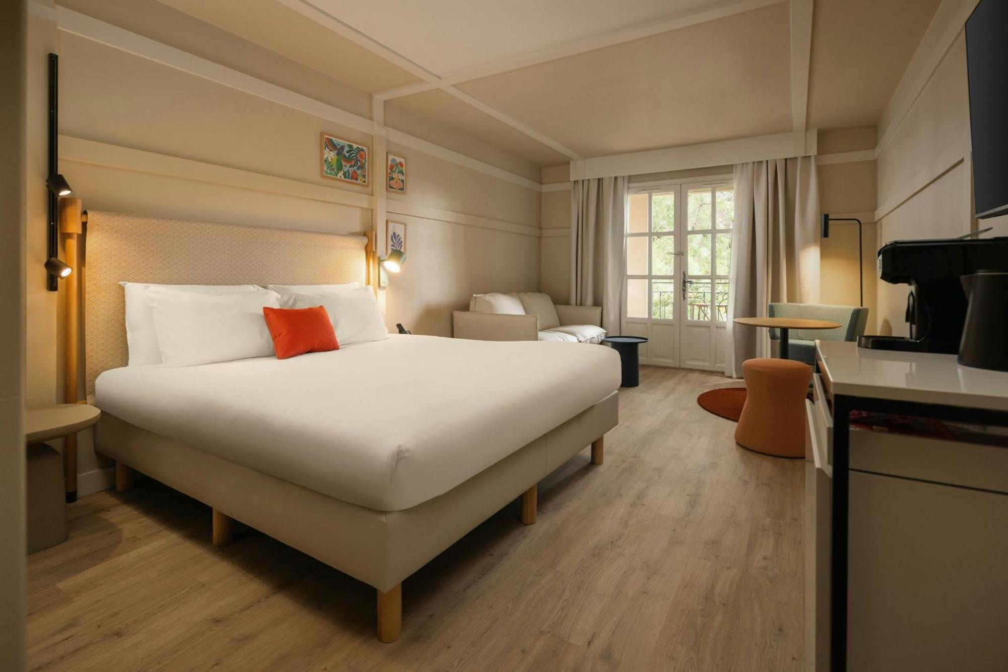 Junior King Suite Sofa Bed Balcony Garden View