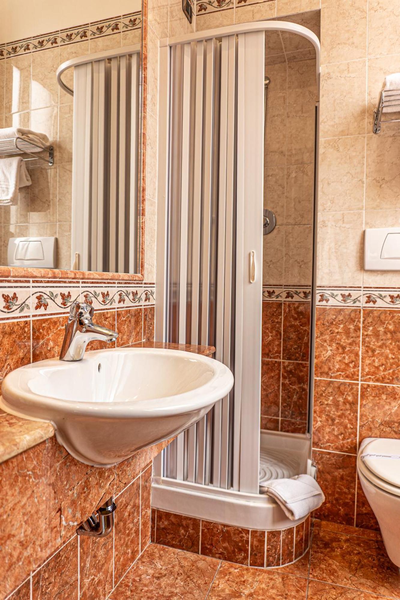 Quarto Econômico com Cama de Casal ou 2 de Solteiro