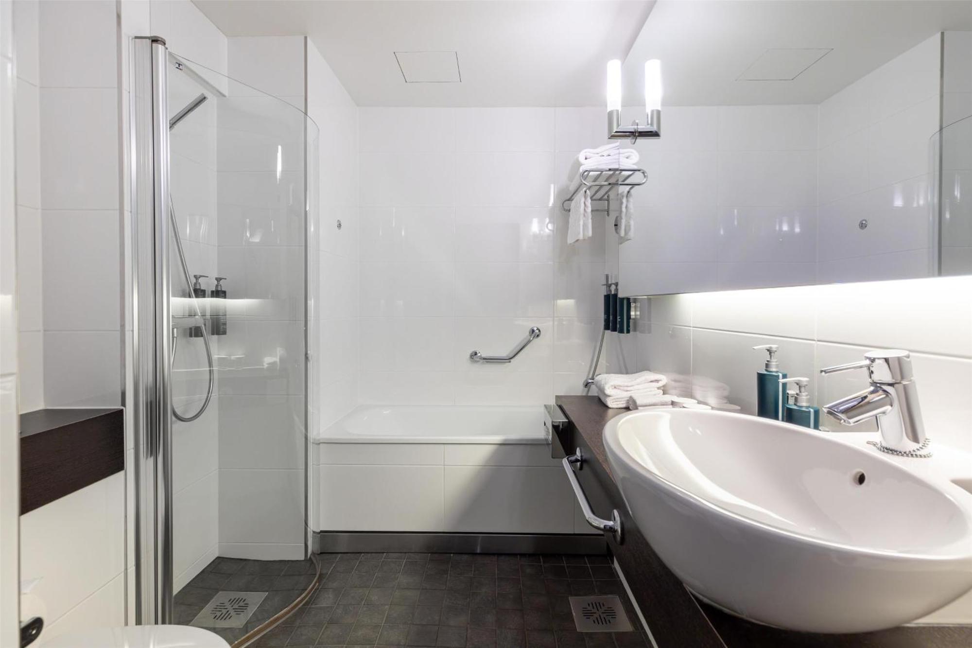 Suite Junior con cama extragrande y vistas parciales al mar