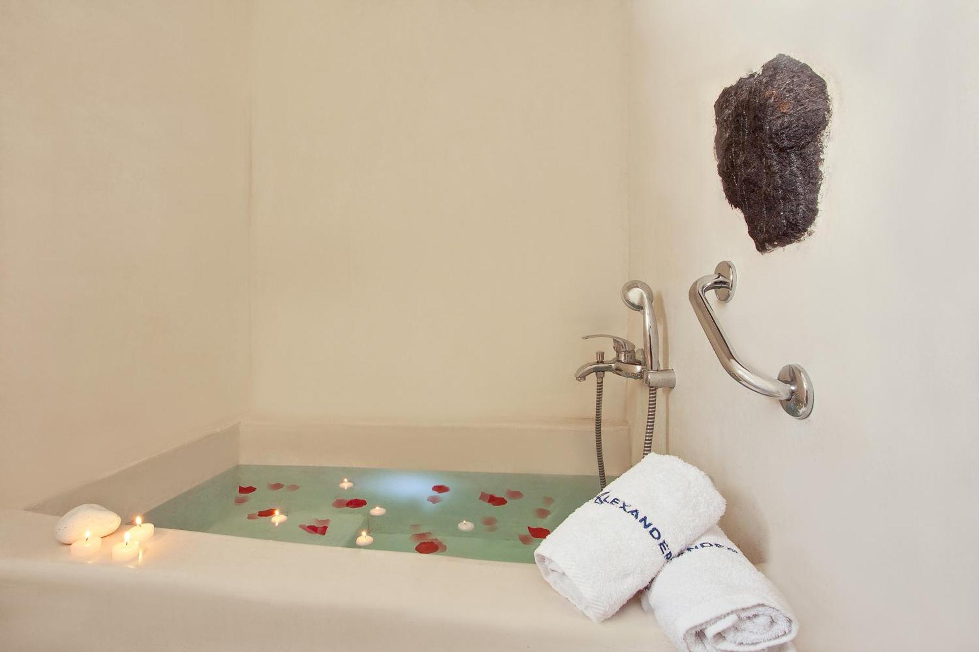 Superior Cave Suite Hot Tub & Caldera View