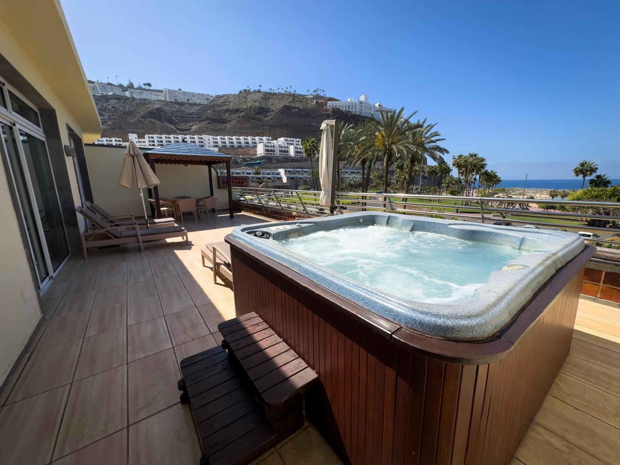 Two-Bedroom Apartment Jacuzzi