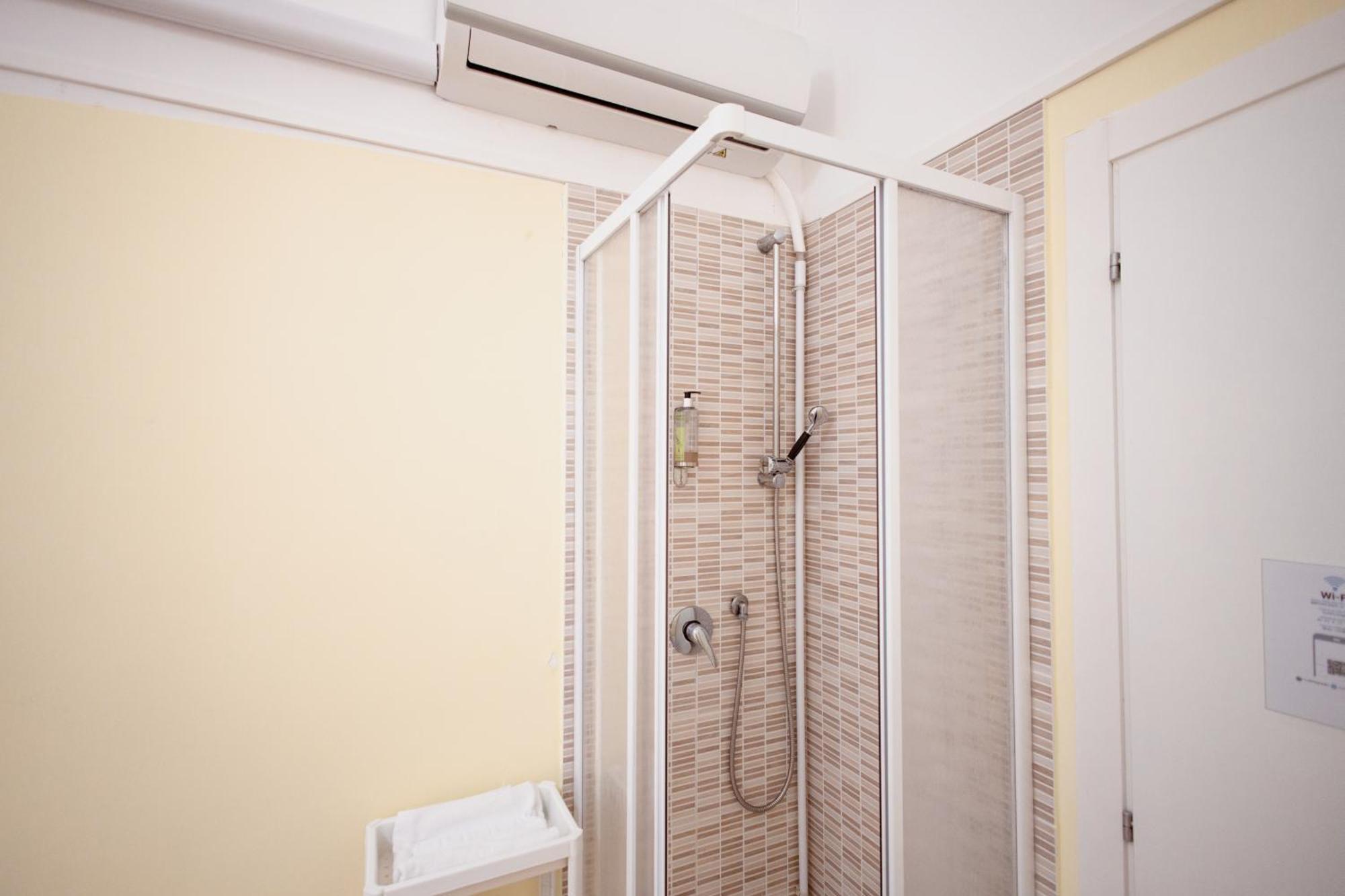 Twin Room Private External Bathroom