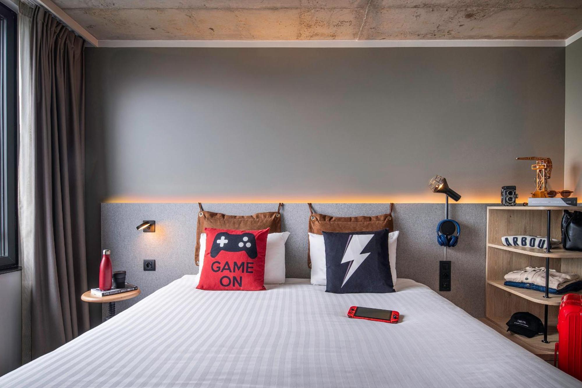 Moxy Sleeper Room Queen bed