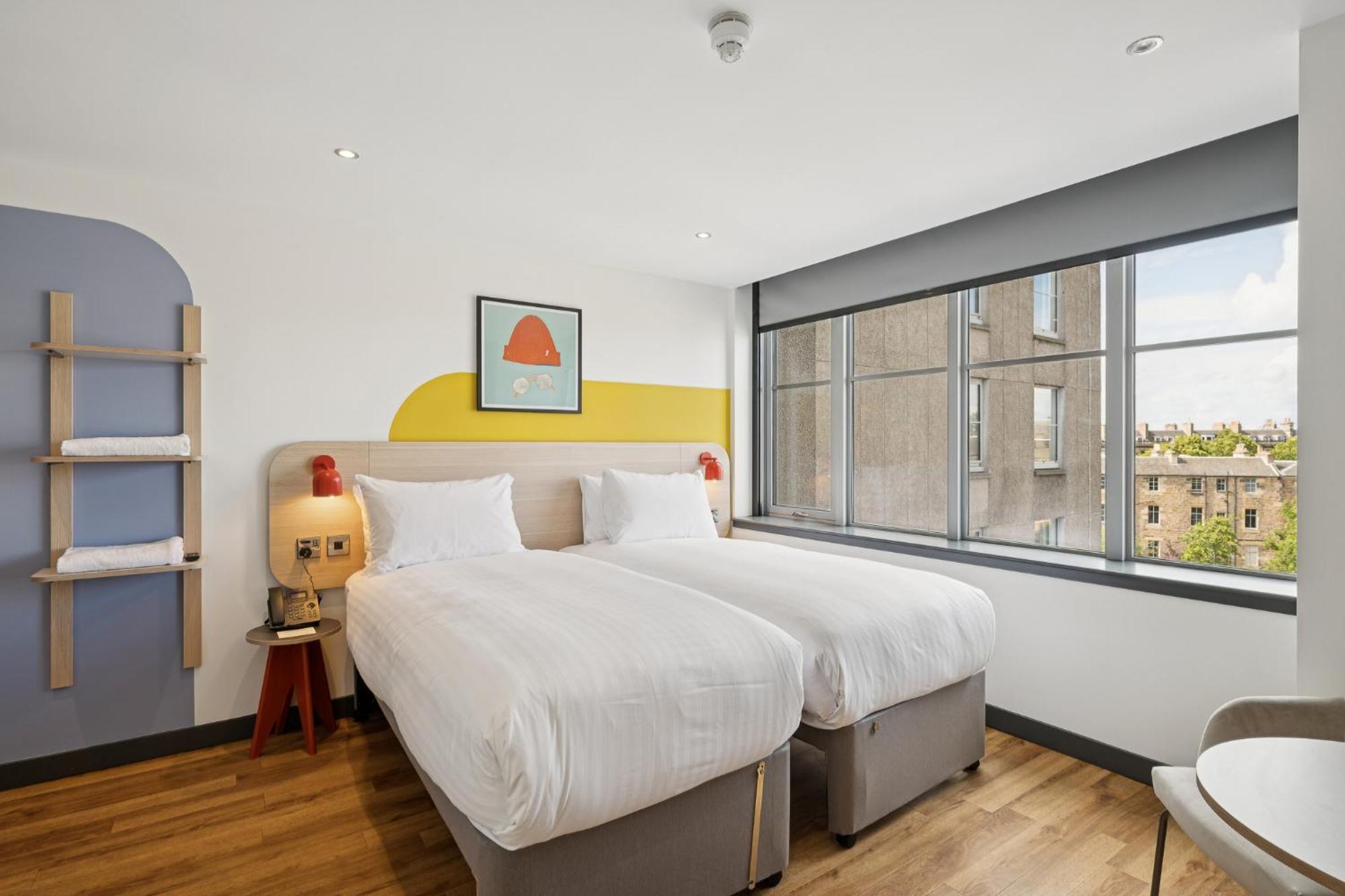 Quarto Aconchegante com 2 Camas de Solteiro