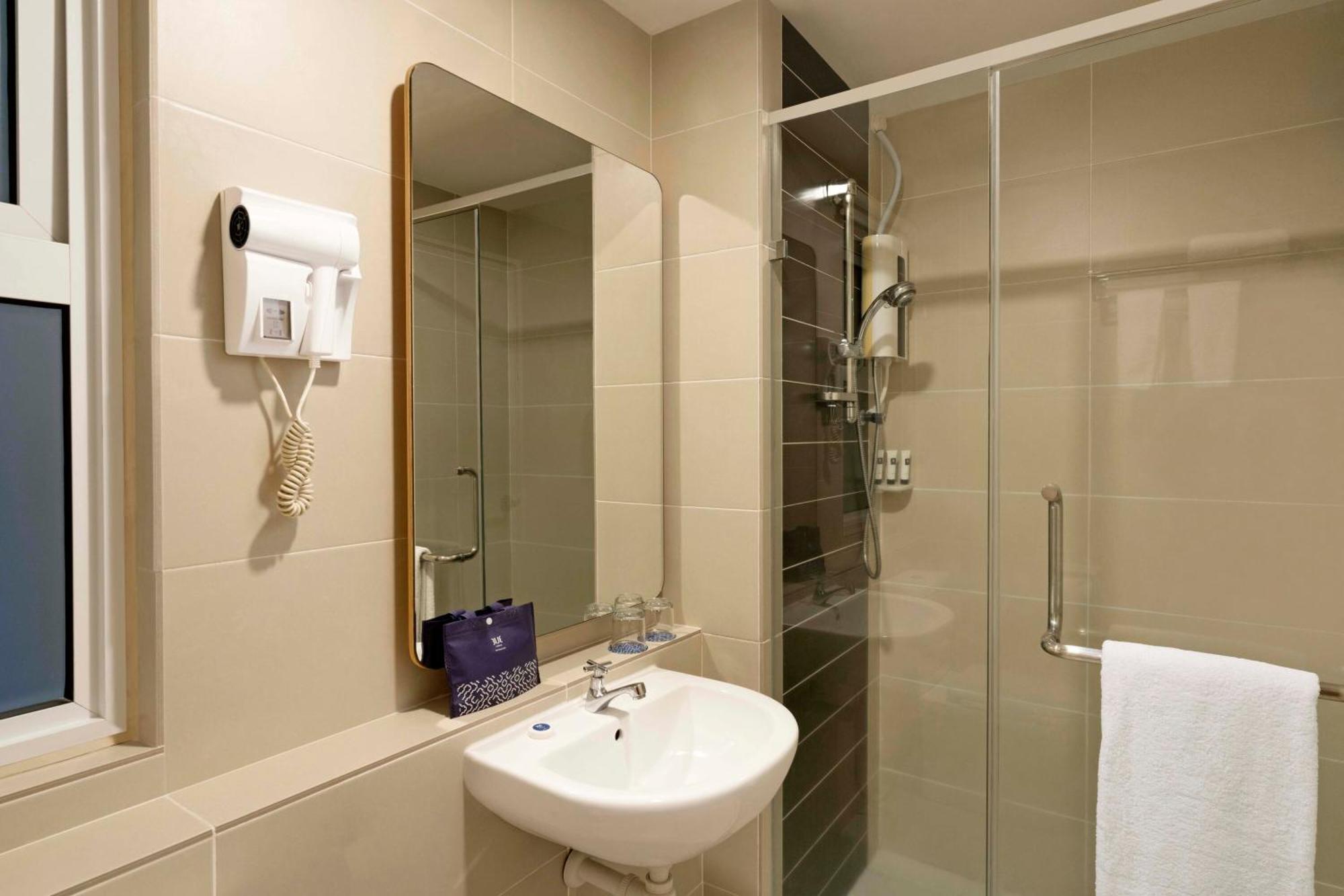 3 Bedroom Executive Suite Lakeview