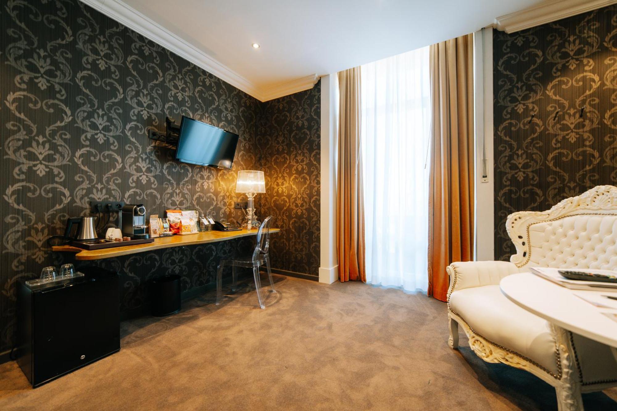 King Suite Sitting Area
