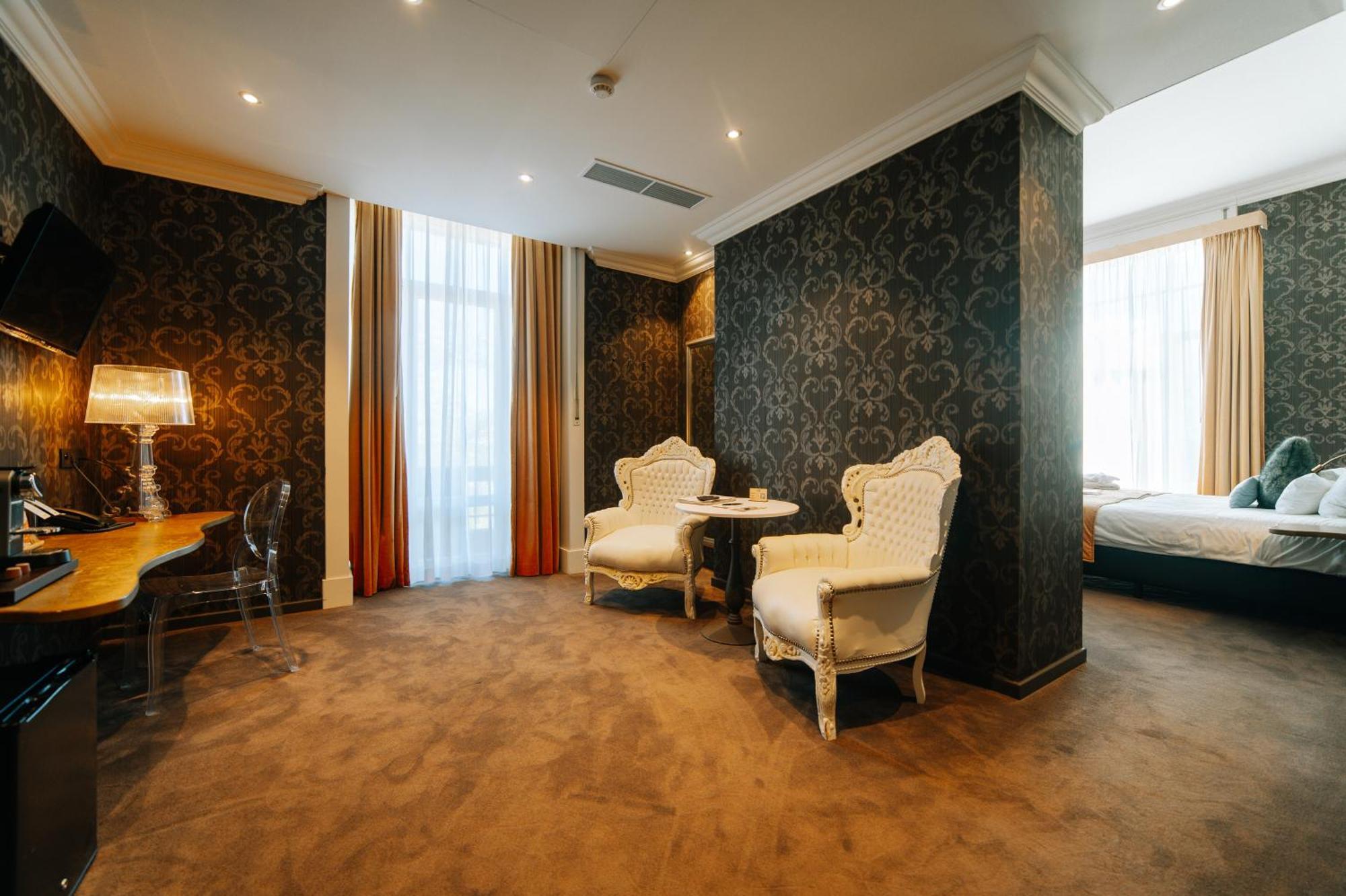 King Suite Sitting Area
