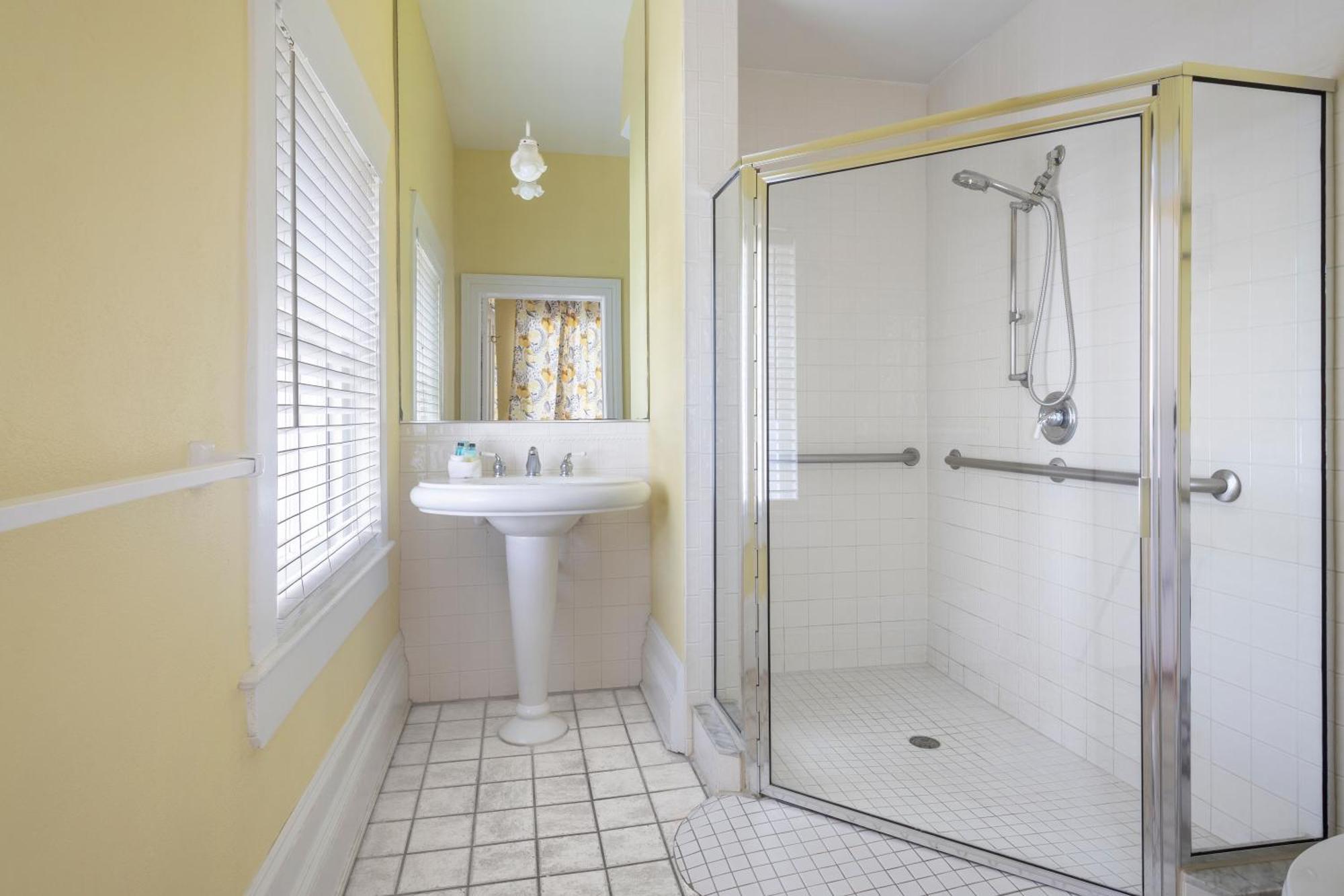 Habitación adaptada para personas con movilidad reducida - Cama grande