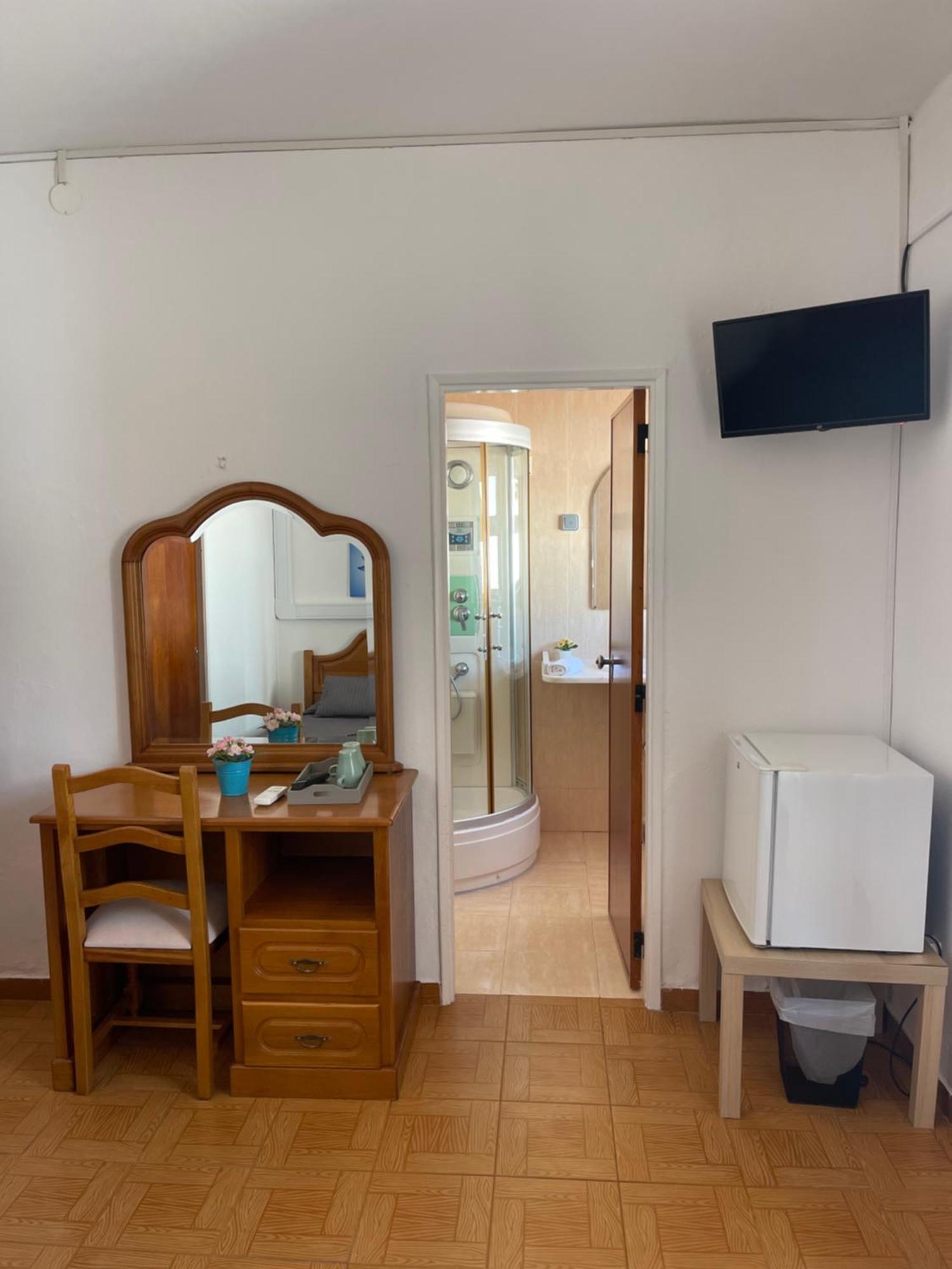 Quarto Econômico com 2 Camas de Solteiro
